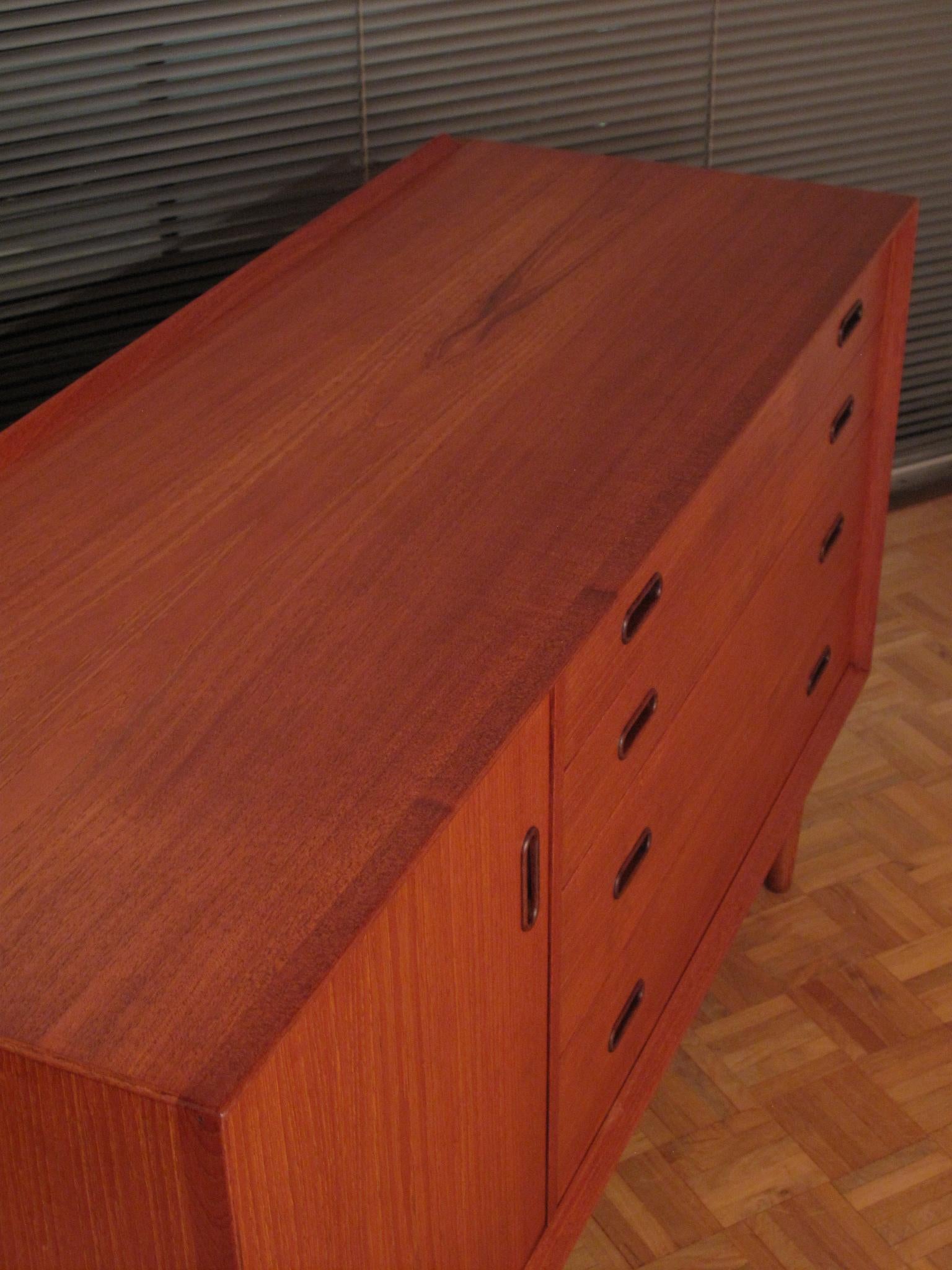 A very very hard to find piece of design from Arne Vodder. 

Part of the award winning ‘Triennale’ range of sideboards Vodder designed at the end of the 50’s this exquisite sideboard is an early production with early Sibast makers marks.

A bank