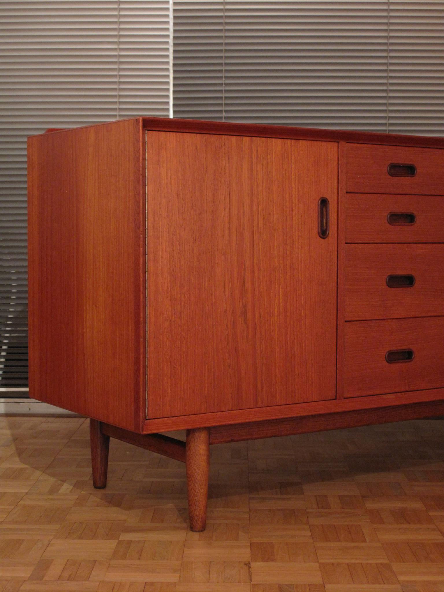 Arne Vodder Model 10 Teak and Oak Sideboard for Sibast In Good Condition In Shepperton, Surrey