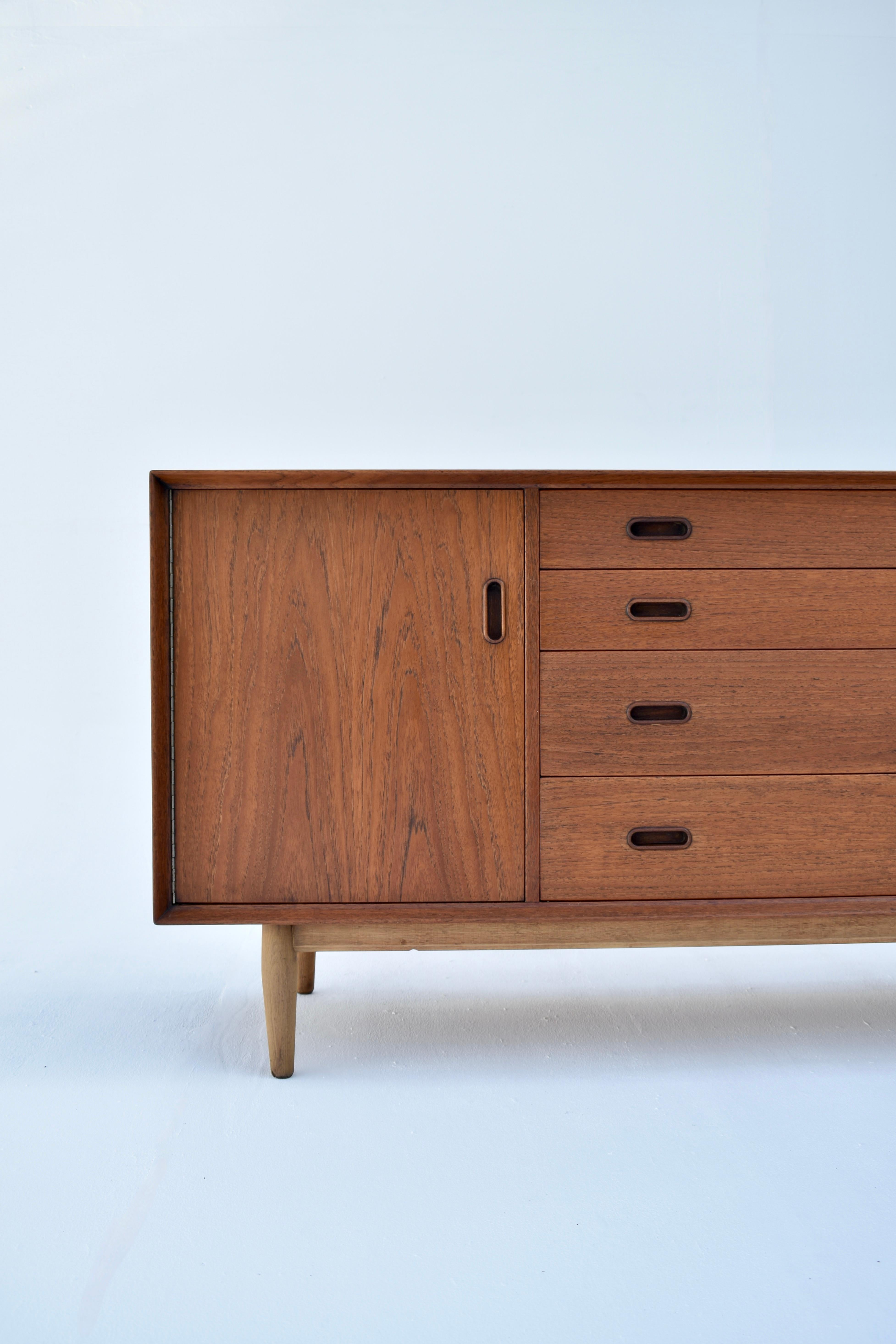 This sideboard by Arne Vodder is particularly hard to find.

Part of the award winning ‘Triennale’ range of sideboards Vodder designed at the end of the 50’s this exquisite sideboard is an early production with early Sibast makers marks.

To the