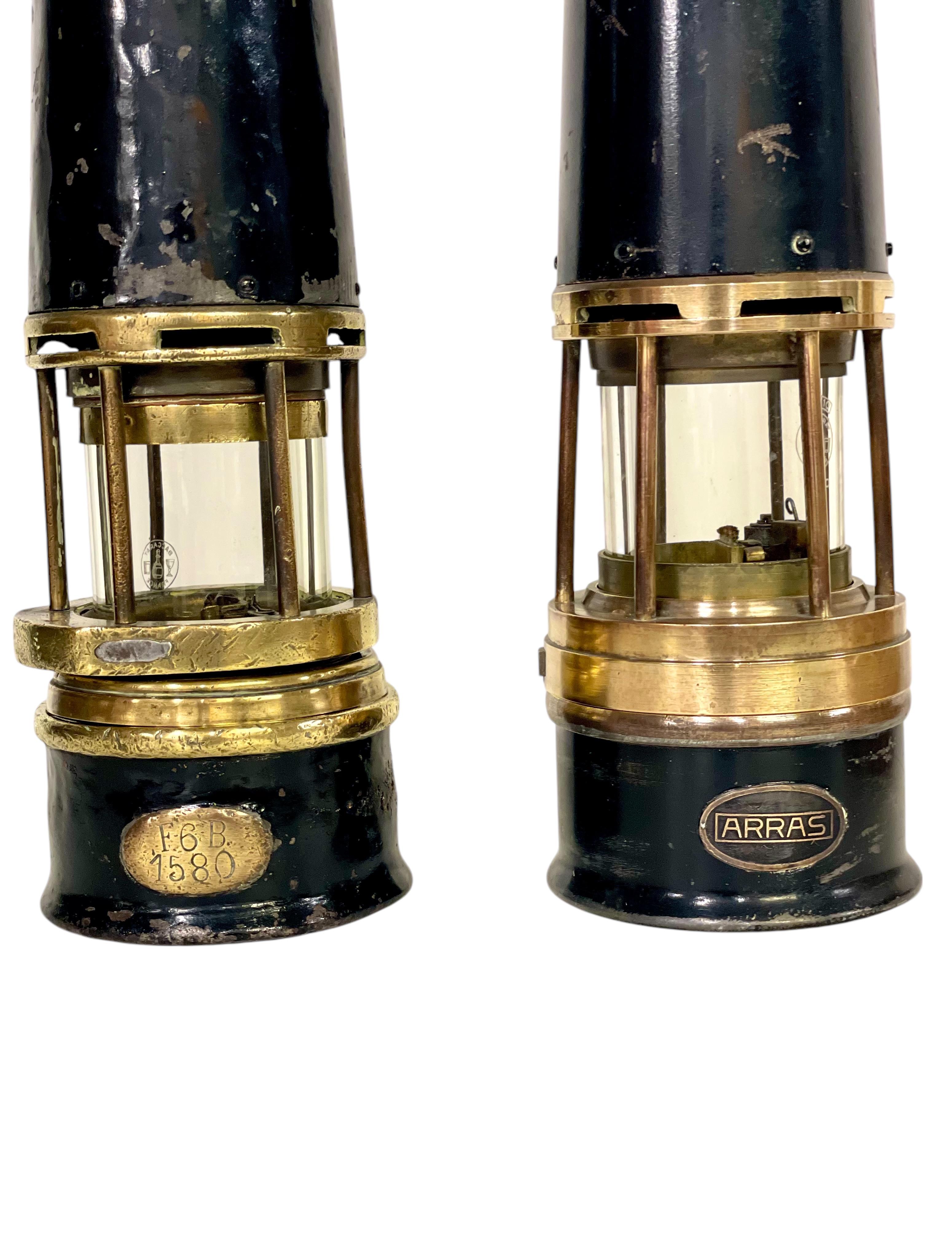 Dieses auffällige und seltene Set aus zwei französischen Grubenlampen stammt aus dem frühen 20. Jahrhundert und bietet einen seltenen Einblick in die Schnittmenge von Industriedesign und luxuriöser Handwerkskunst. Ursprünglich für den Einsatz in