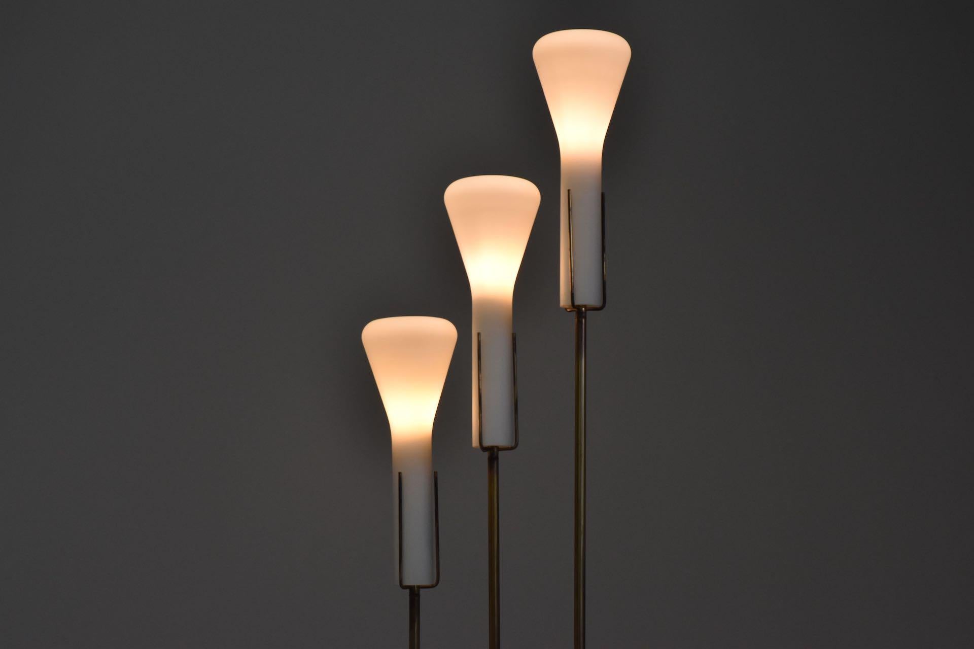 Rara lámpara de pie Arredoluce m. 145 design Angelo Lelii, circa 1956 Opalina, latón en venta 3