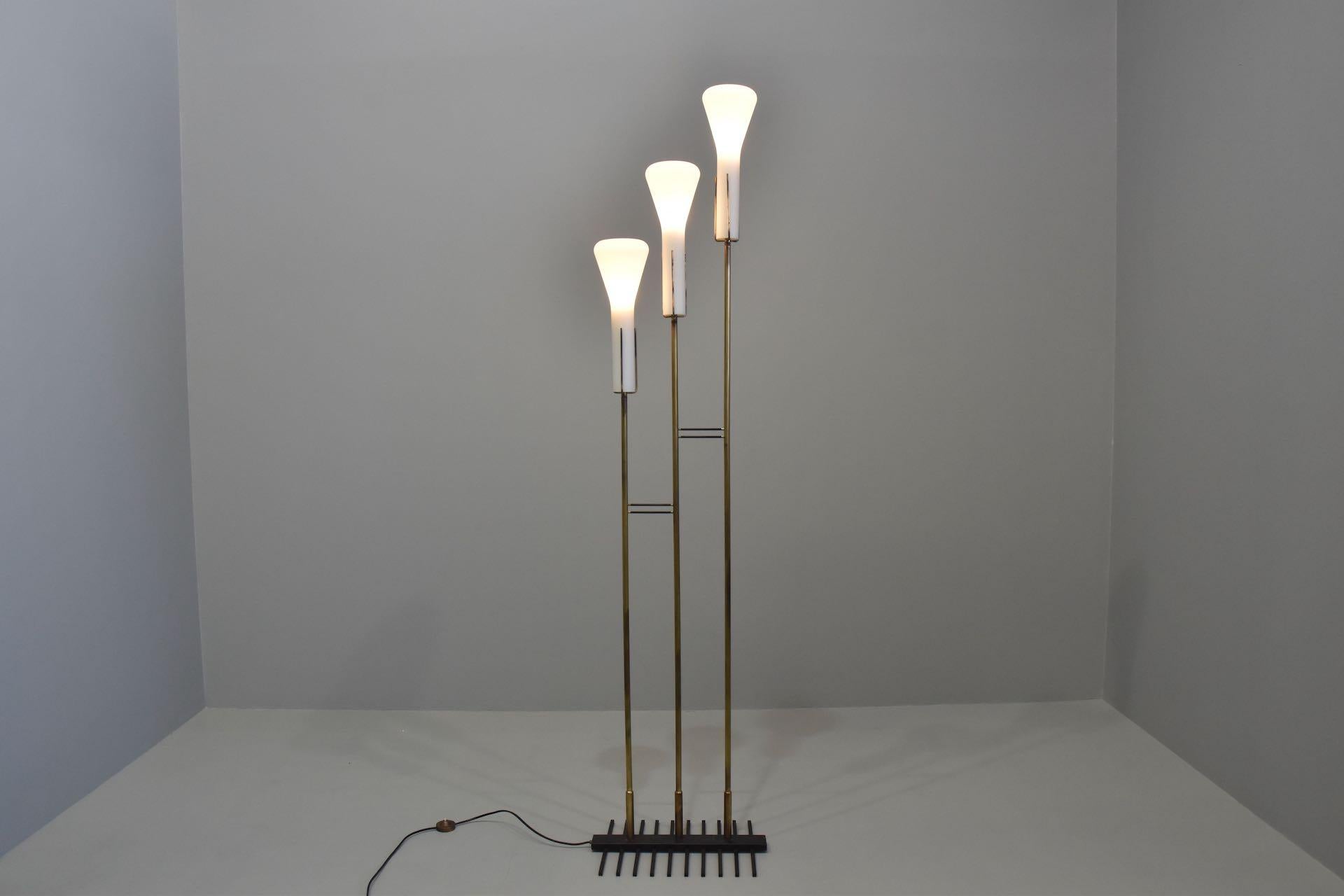Rara lámpara de pie Arredoluce m. 145 design Angelo Lelii, circa 1956 Opalina, latón Italiano en venta