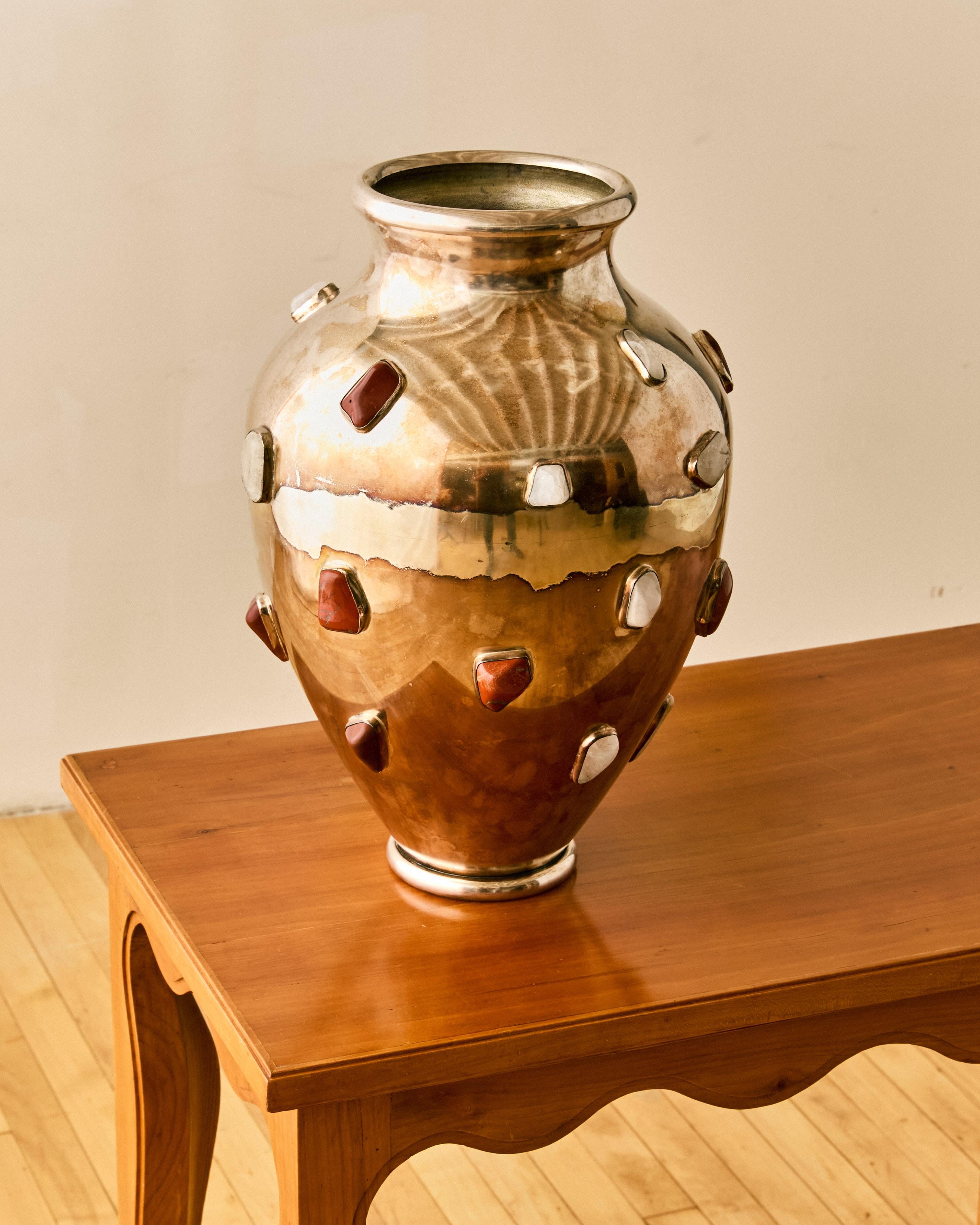 Raro vaso in metallo e pietra in edizione limitata di Arrigo Finzi. 