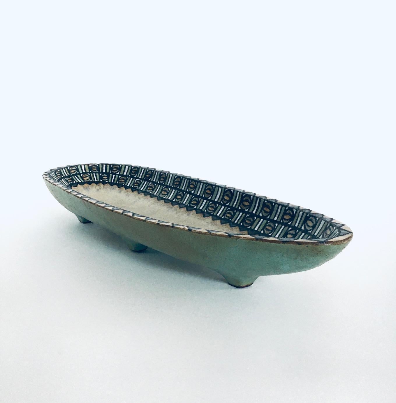 RARO piatto in ceramica d'arte attribuito a Studio Aphora Perignem, Belgio, anni '60 in vendita 4