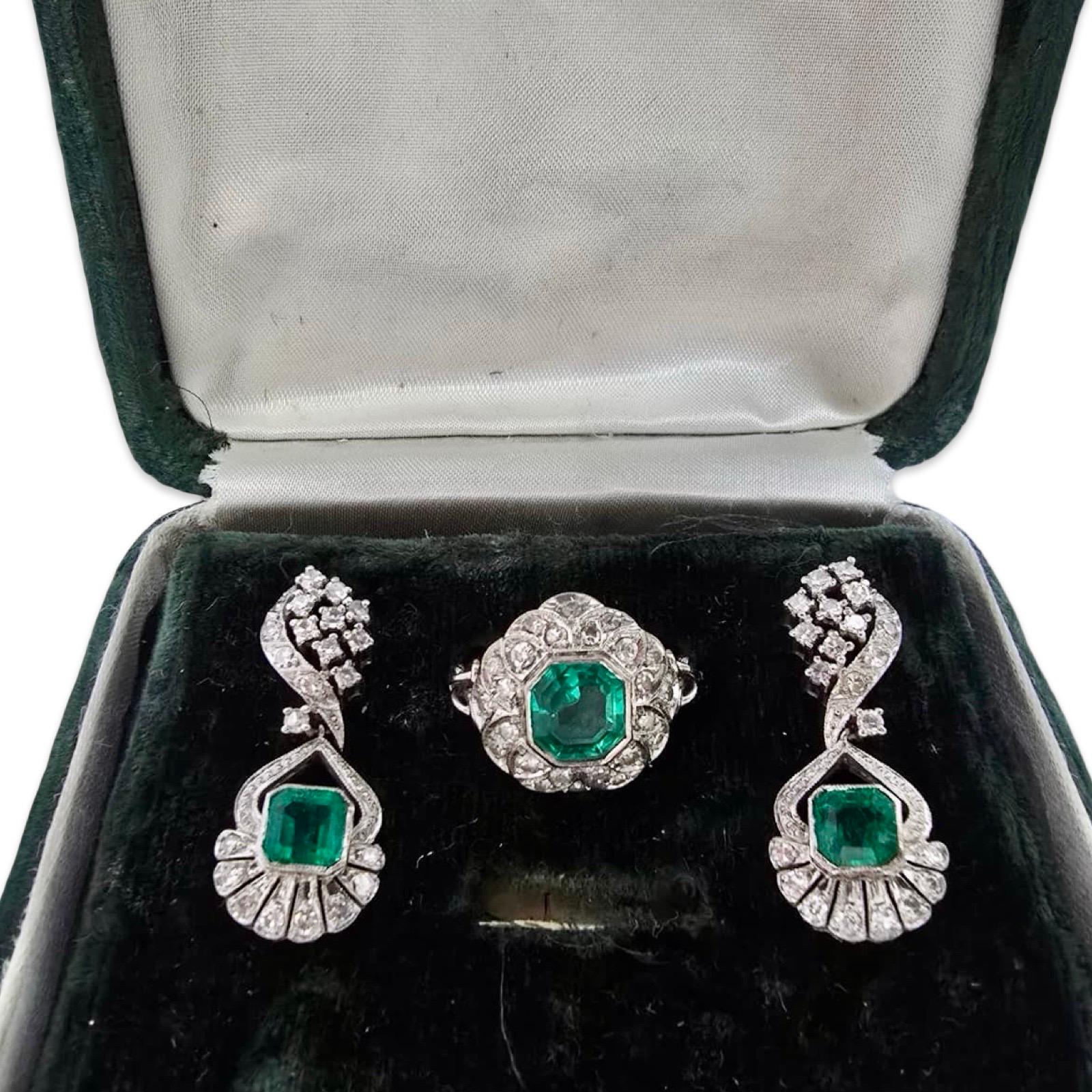 Rara suite in oro bianco Art Deco 14K con smeraldi colombiani e diamanti antichi In condizioni ottime in vendita a Miami, FL