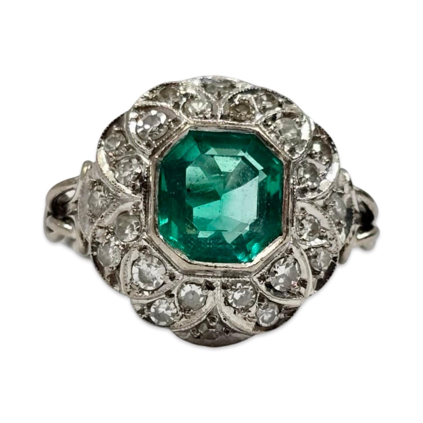 Rara suite in oro bianco Art Deco 14K con smeraldi colombiani e diamanti antichi in vendita 1