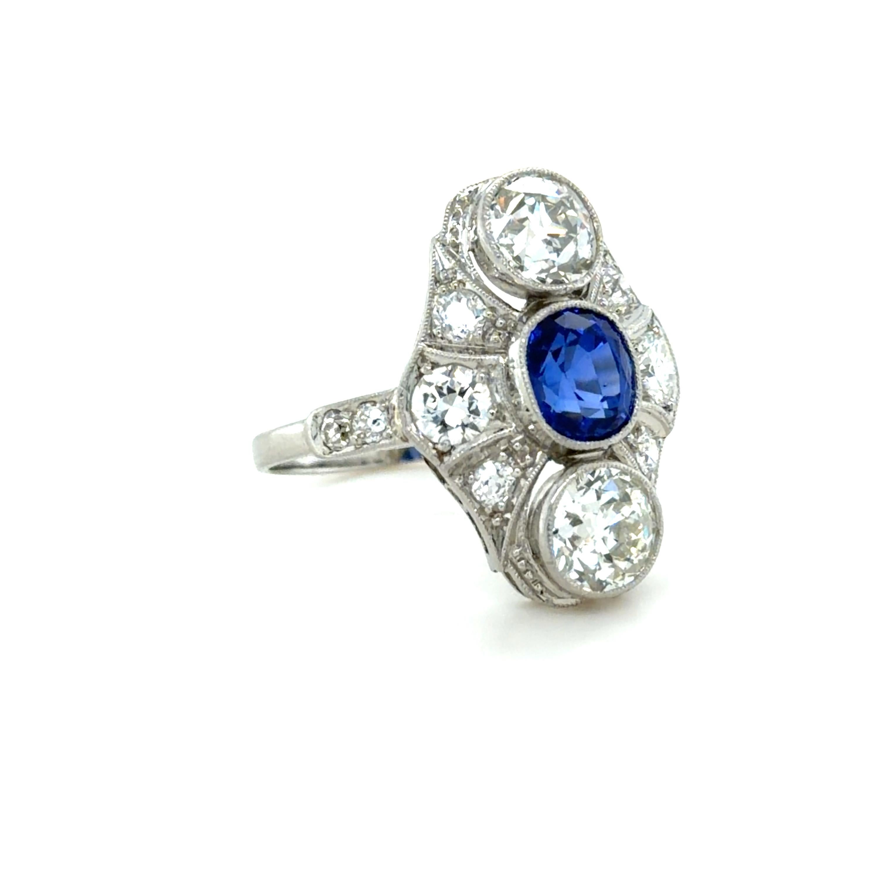 Taille coussin antique Rare bague Art Déco, 1,66 carats, saphir du Cachemire et diamant en vente