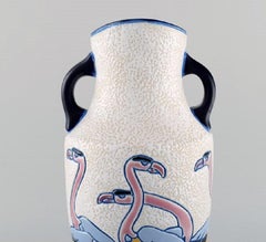 Rare vase amphore Art déco en céramique émaillée avec flamants roses:: années 1920-1930