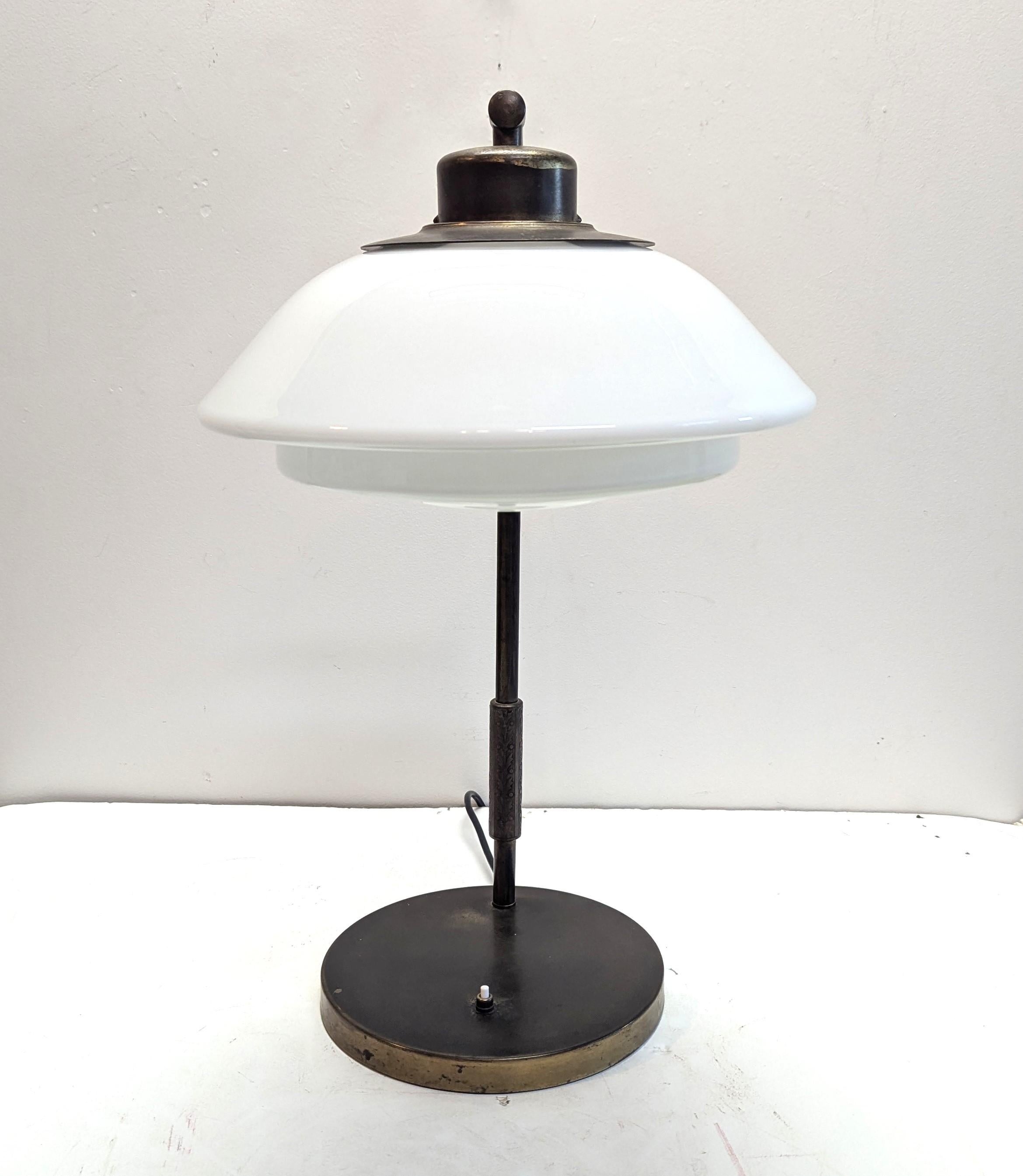 Rara lámpara de sobremesa Art Decó Bauhaus alemana Zenith de latón y cristal en venta 8