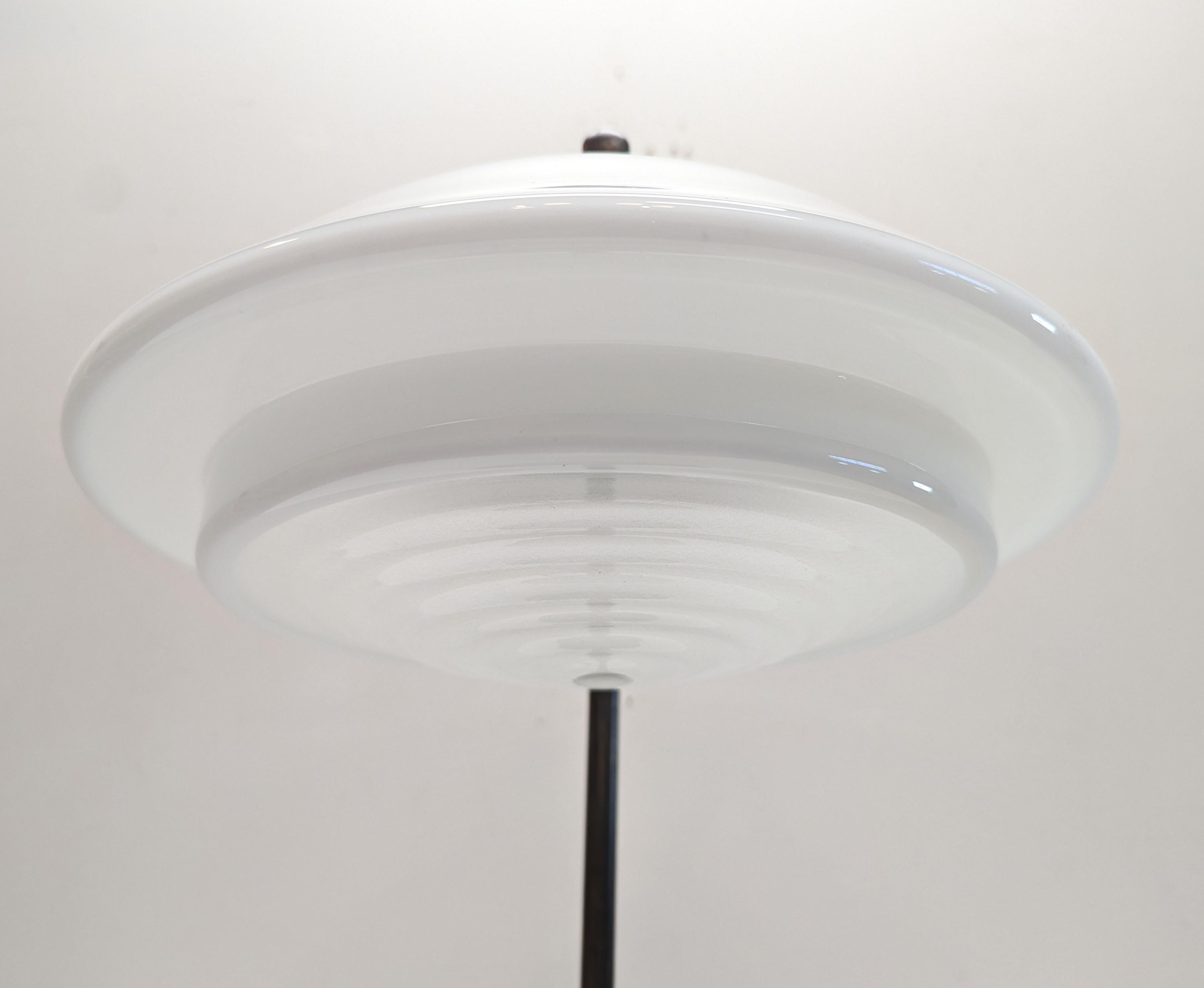 Rara lámpara de sobremesa Art Decó Bauhaus alemana Zenith de latón y cristal en venta 10