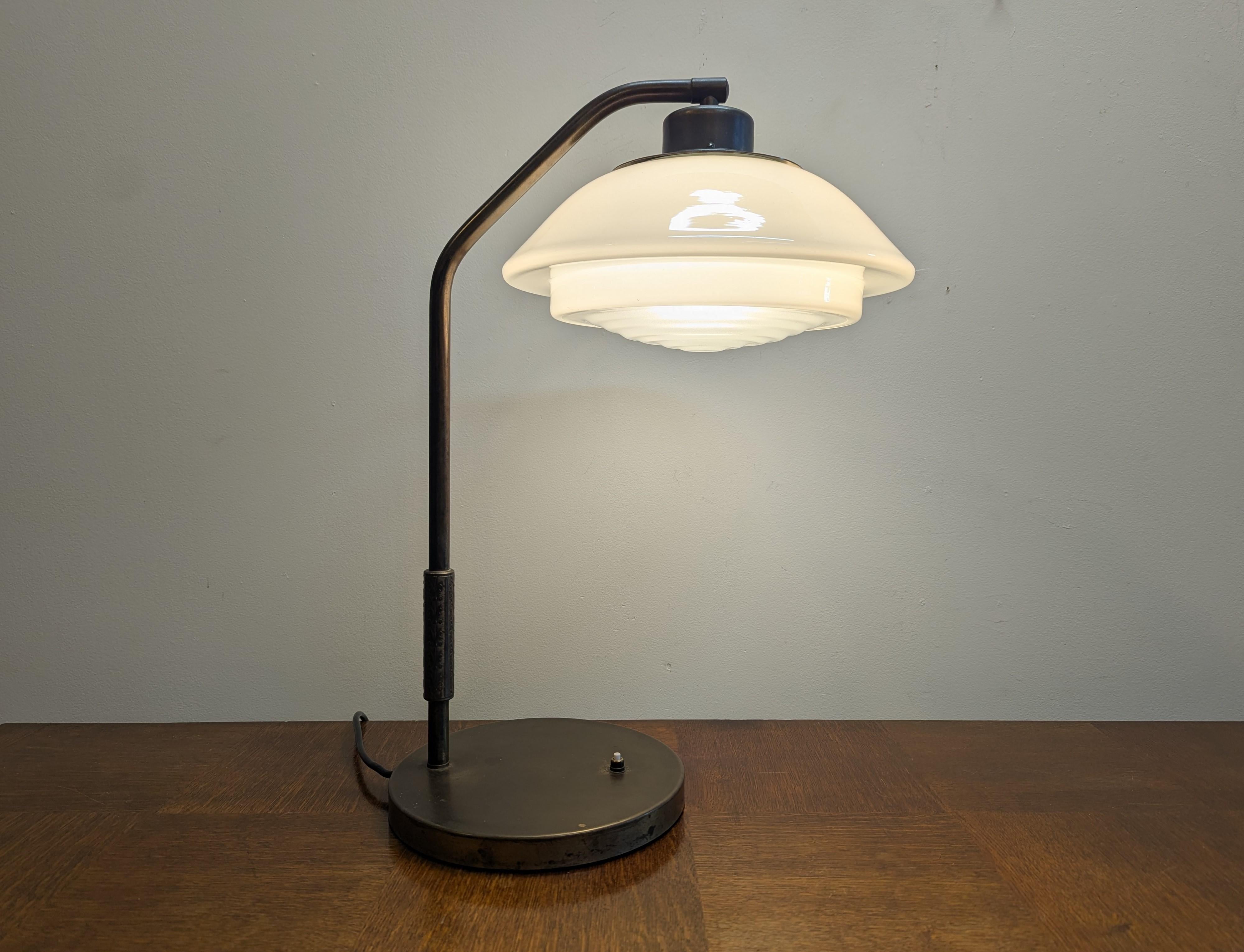 Rara lámpara de sobremesa Art Decó Bauhaus alemana Zenith de latón y cristal en venta 11