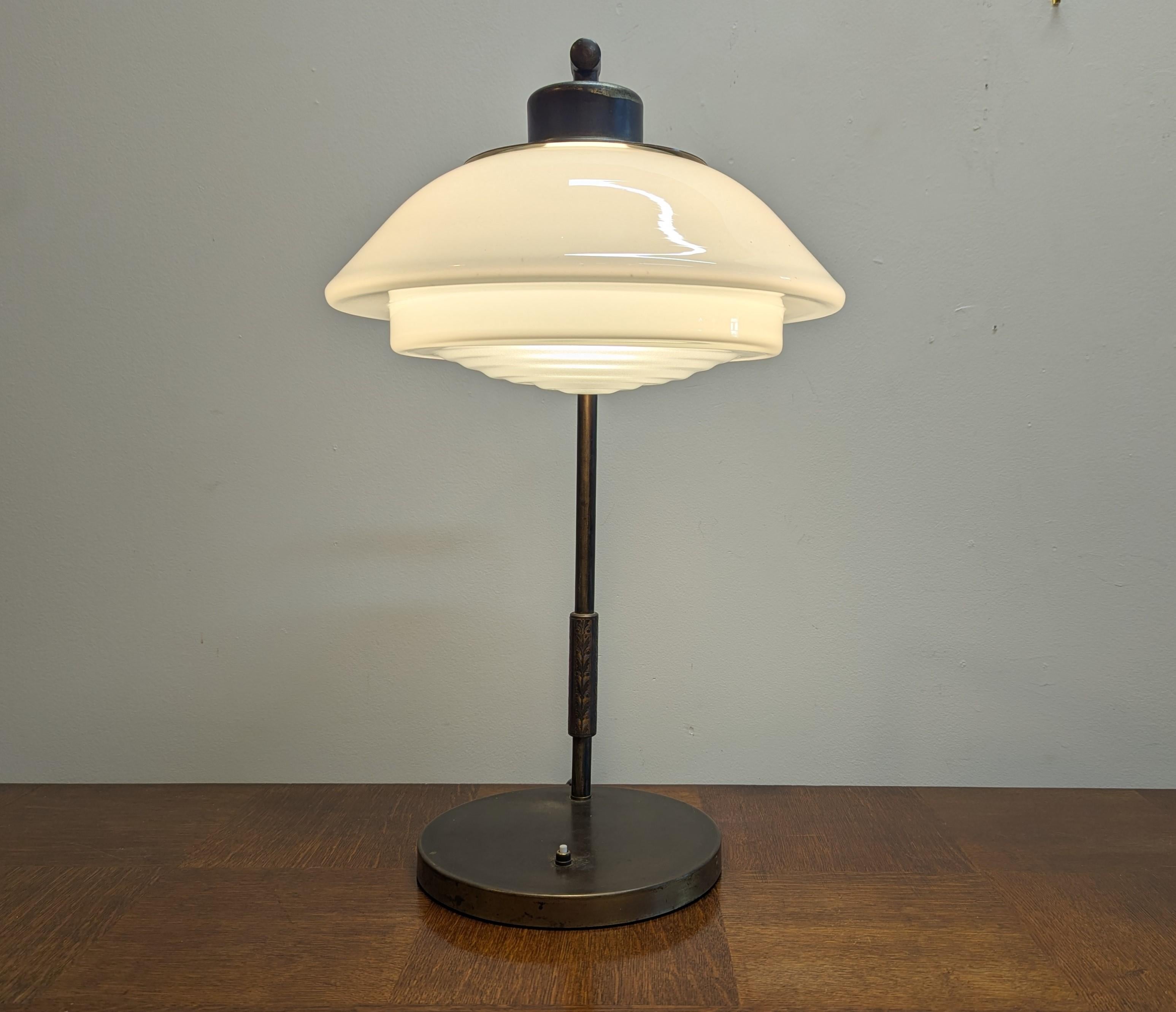 Rara lámpara de sobremesa Art Decó Bauhaus alemana Zenith de latón y cristal en venta 12
