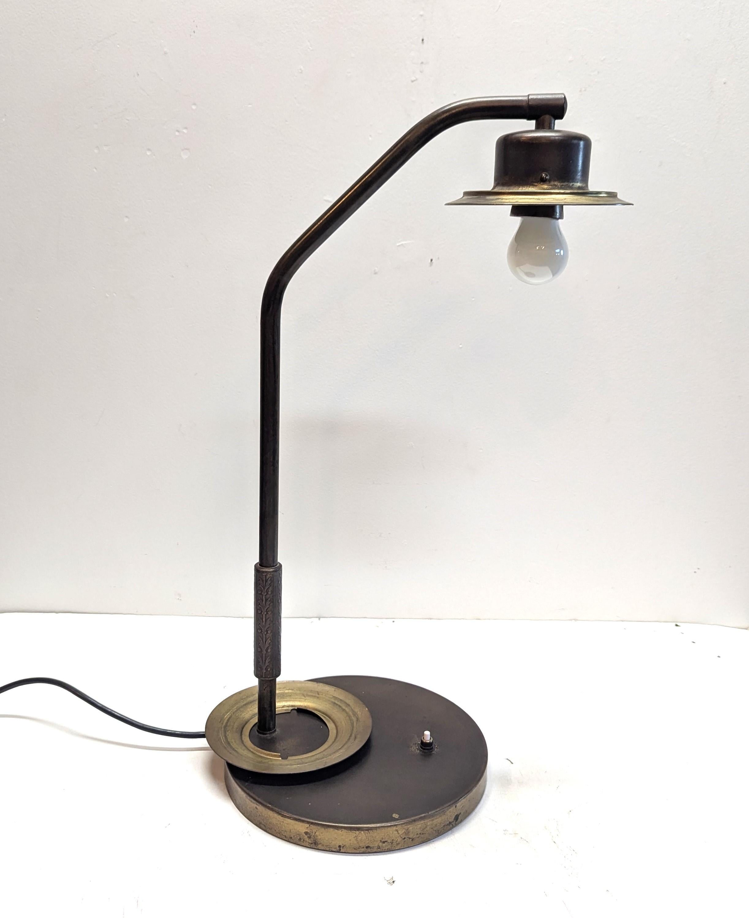 Rara lámpara de sobremesa Art Decó Bauhaus alemana Zenith de latón y cristal en venta 2