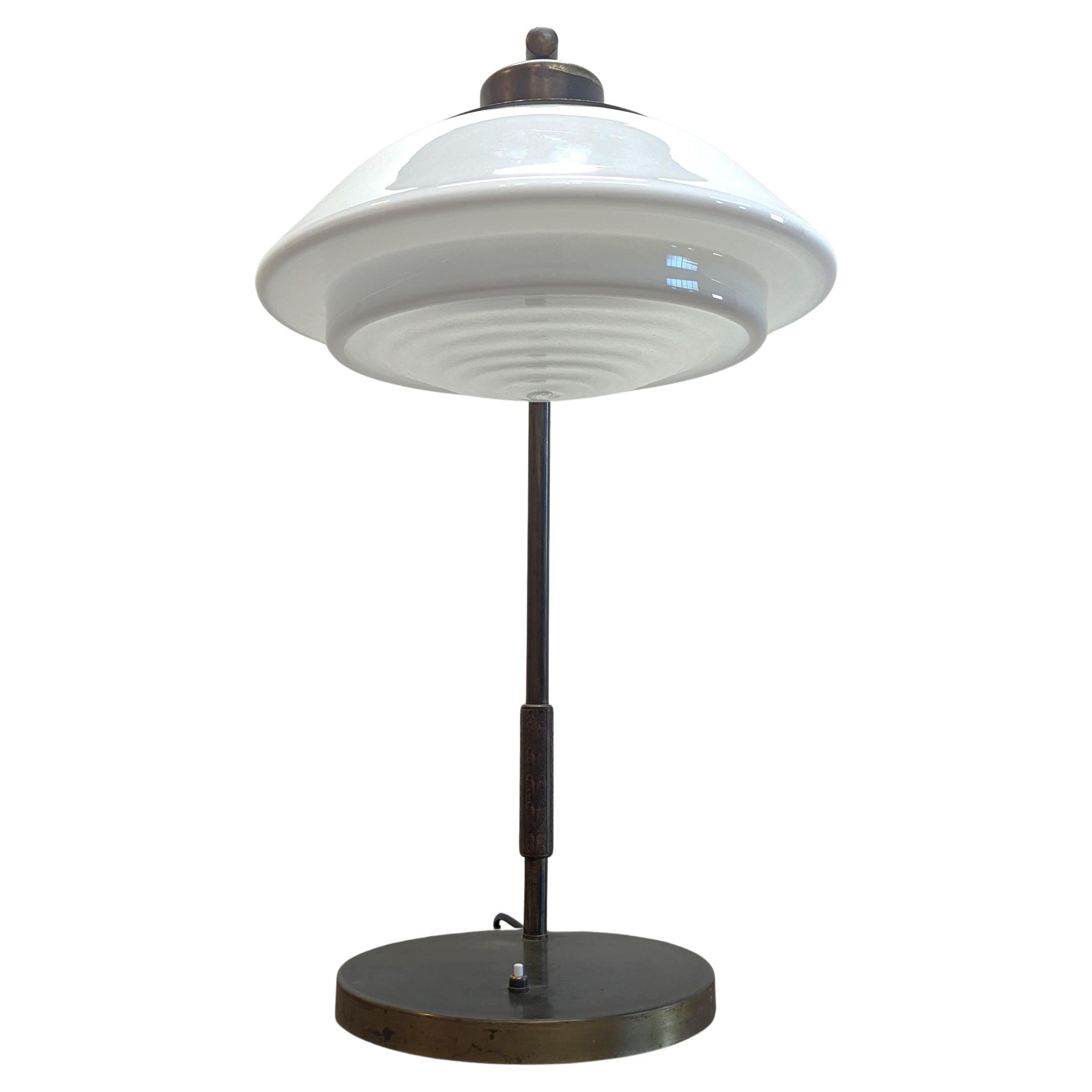 Rara lámpara de sobremesa Art Decó Bauhaus alemana Zenith de latón y cristal en venta