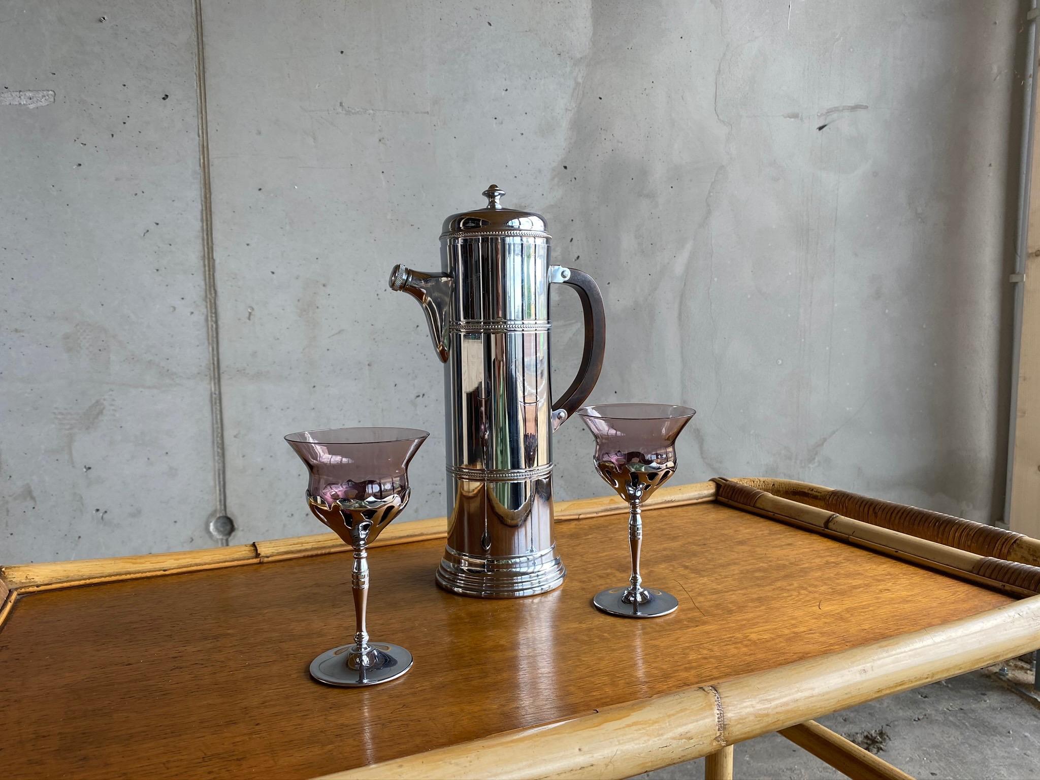 American Rare Art Deco Bauhaus Shaker from the 1930s with 2 Matching Cocktail Glasses