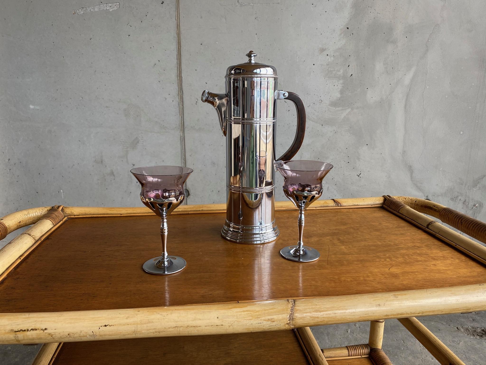 Rare Art Deco Bauhaus Shaker from the 1930s with 2 Matching Cocktail Glasses In Excellent Condition In Hamburg, DE