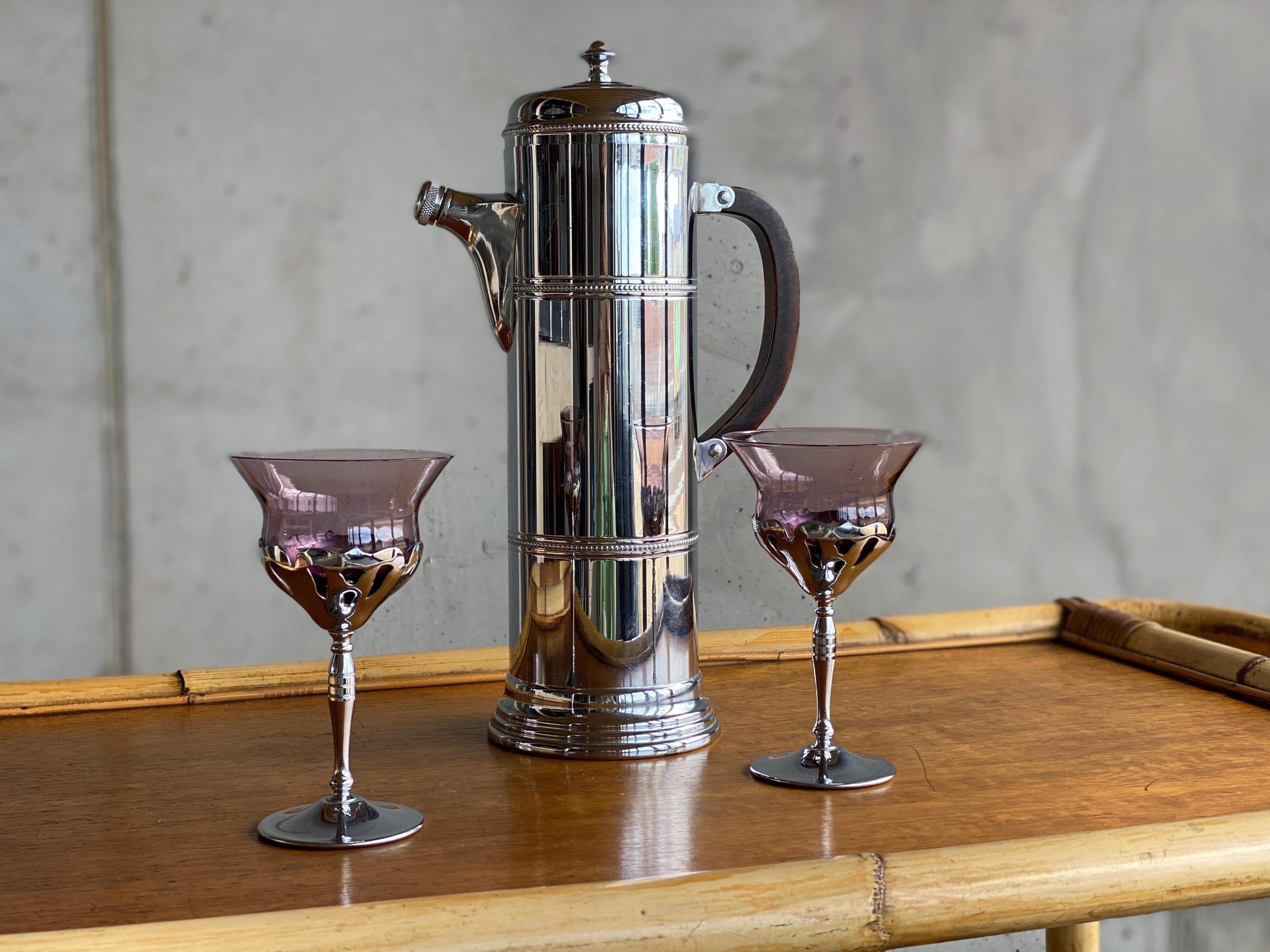 Mid-20th Century Rare Art Deco Bauhaus Shaker from the 1930s with 2 Matching Cocktail Glasses