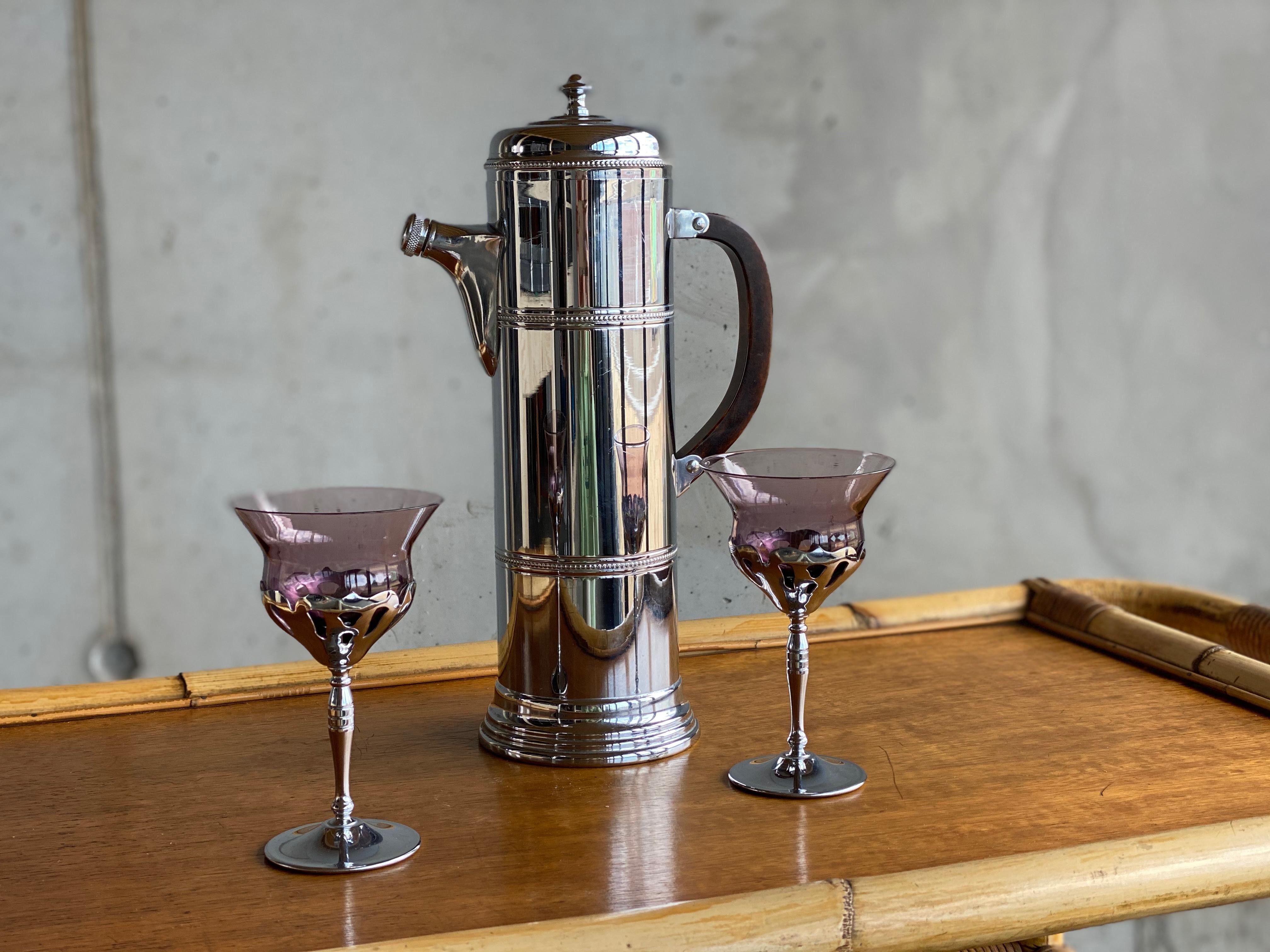 Rare Art Deco Bauhaus Shaker from the 1930s with 2 Matching Cocktail Glasses 1