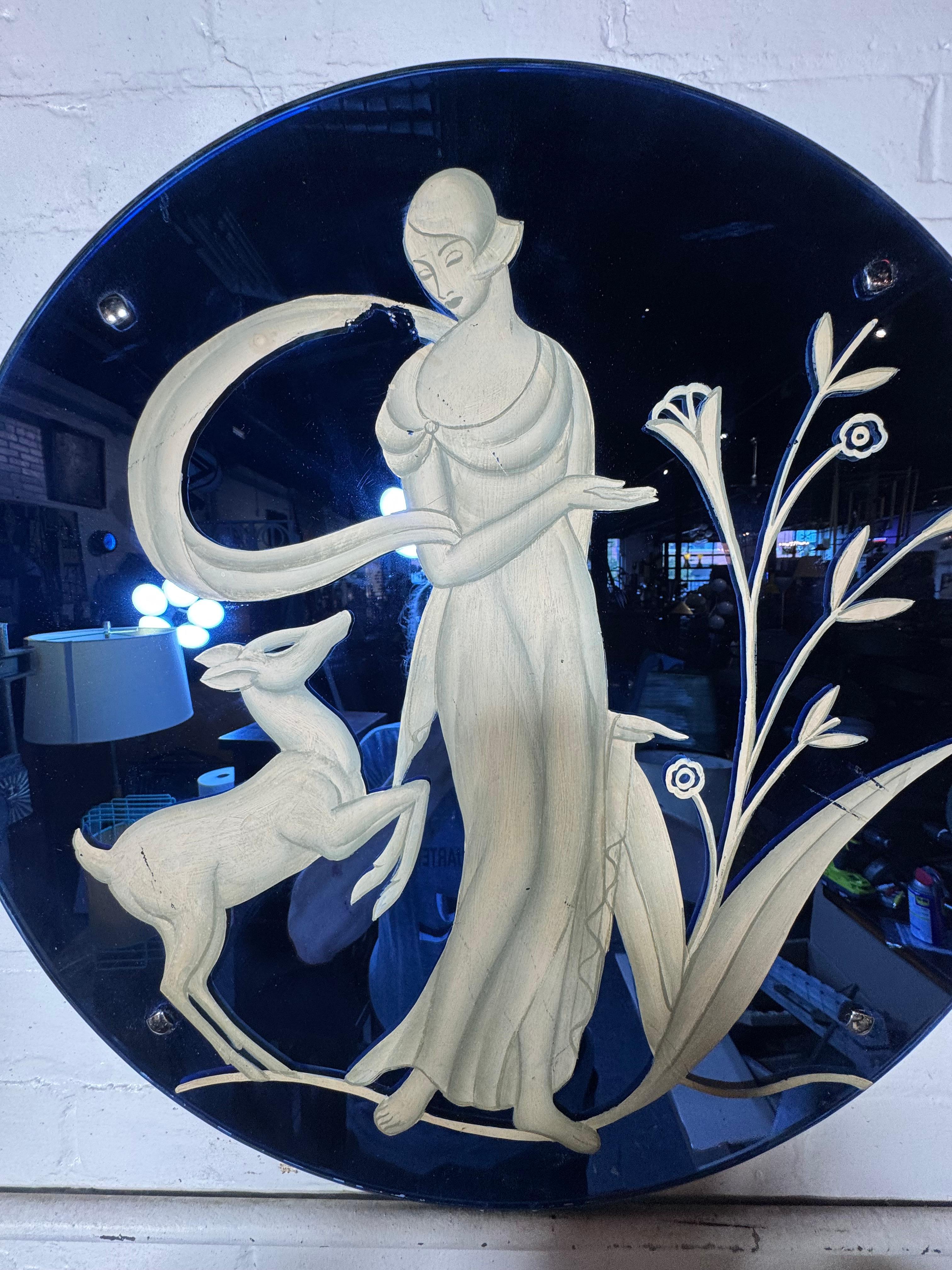 Estremamente raro specchio in vetro blu cobalto Art Deco del 1930 con dipinto una donna stilizzata e glamour con cane... STUPENDO!  In 40 anni di attività nel settore dell'antiquariato non ho mai visto questo specchio sul mercato,,, Lievi perdite di