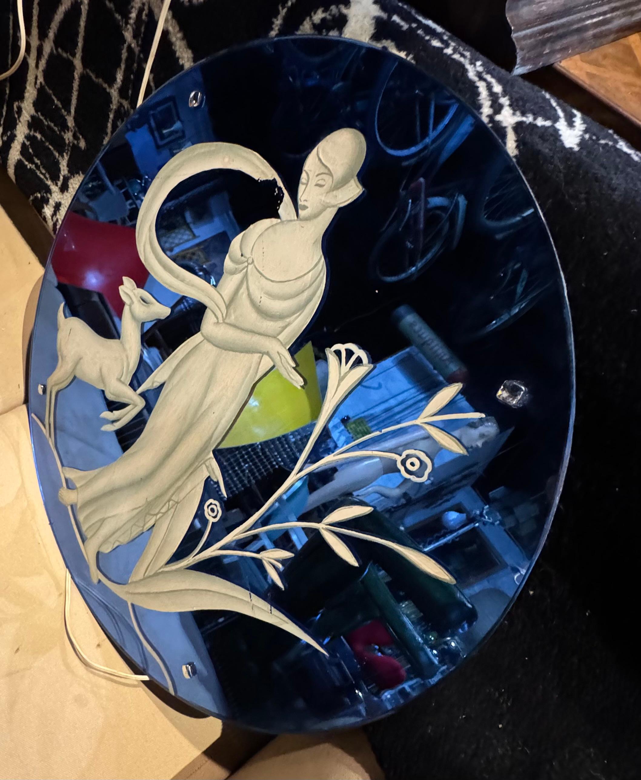 Americano Raro esemplare di Art Deco in vetro blu e dipinto di donna glamour stilizzata con cane in vendita