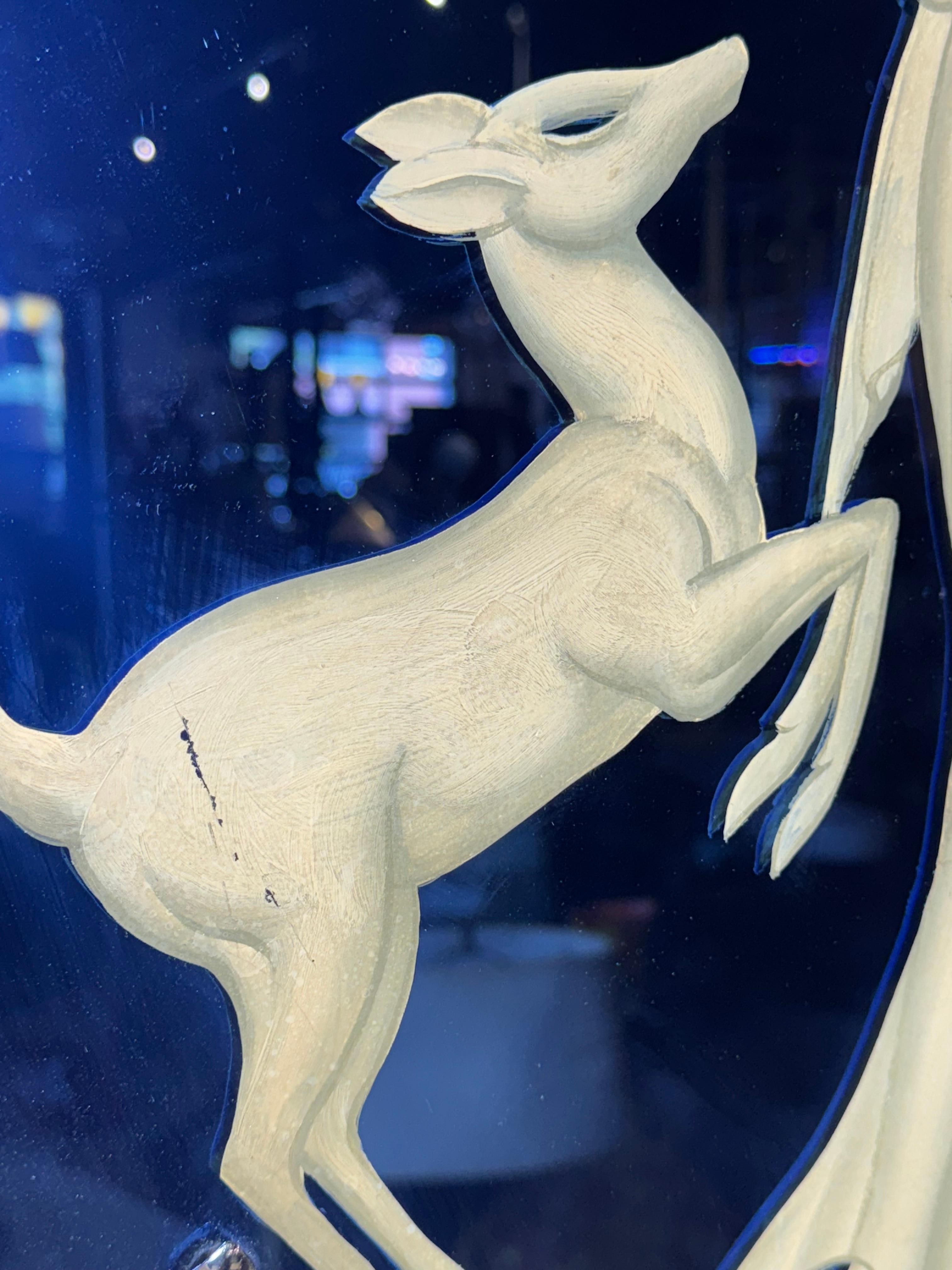 Raro esemplare di Art Deco in vetro blu e dipinto di donna glamour stilizzata con cane In condizioni buone in vendita a Buffalo, NY