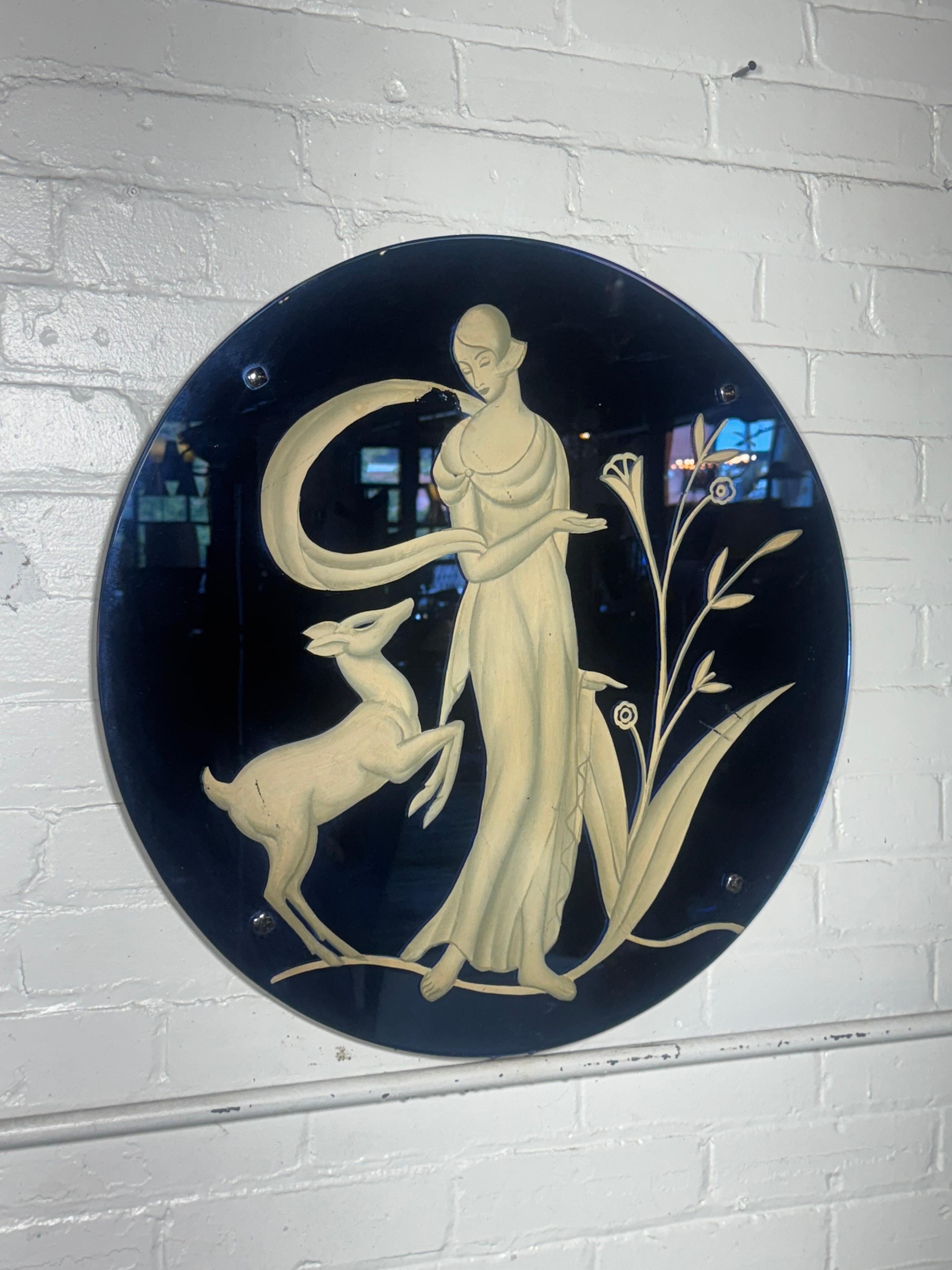Metà XX secolo Raro esemplare di Art Deco in vetro blu e dipinto di donna glamour stilizzata con cane in vendita