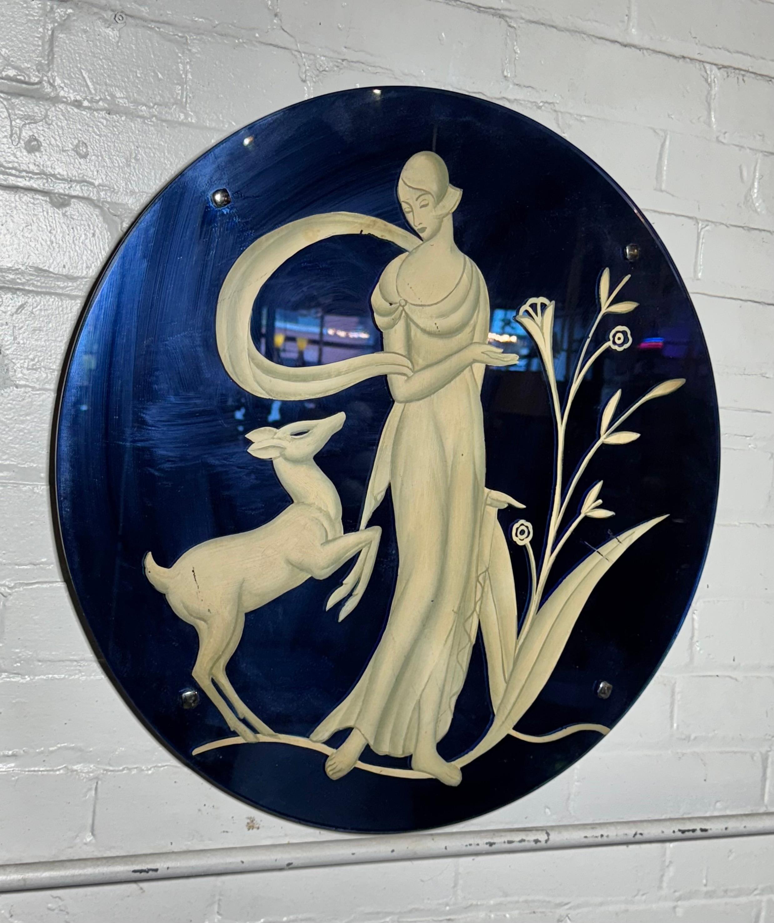 Raro esemplare di Art Deco in vetro blu e dipinto di donna glamour stilizzata con cane in vendita 1