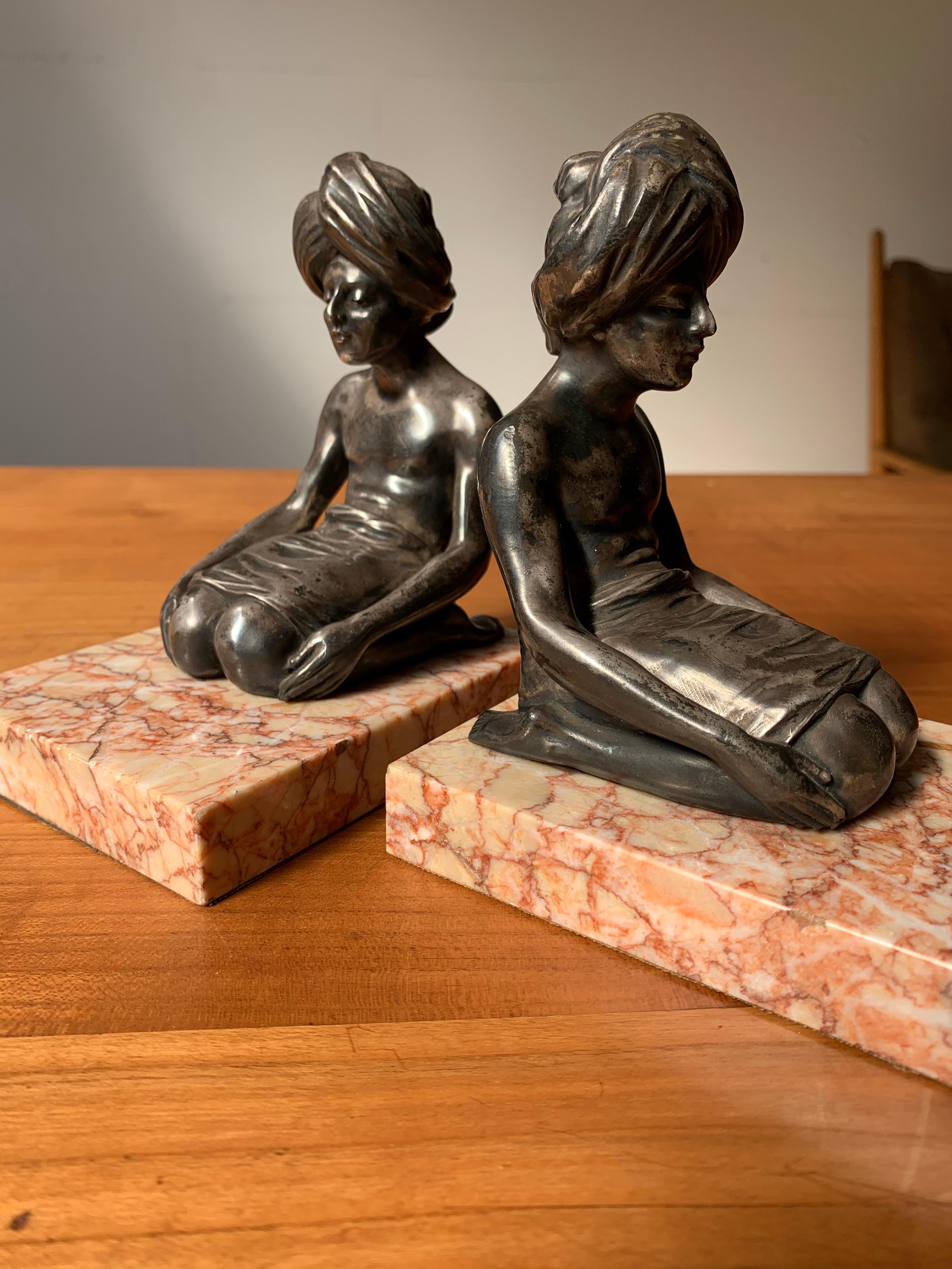 Seltene Art-Déco-Buchstützen, indische Skulpturen in Meditationsposition auf Marmorsockel im Angebot 4