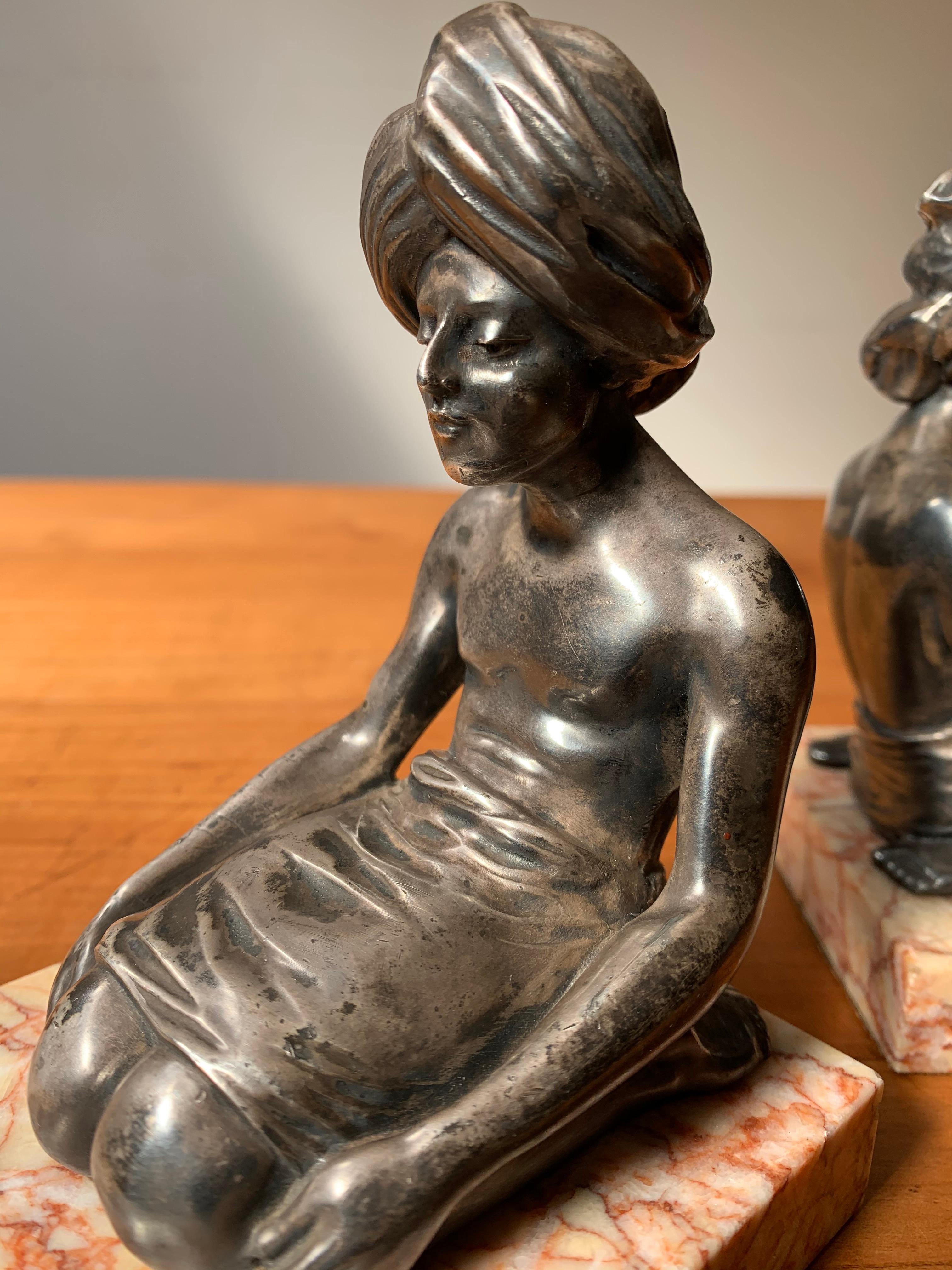 Seltene Art-Déco-Buchstützen, indische Skulpturen in Meditationsposition auf Marmorsockel im Angebot 5