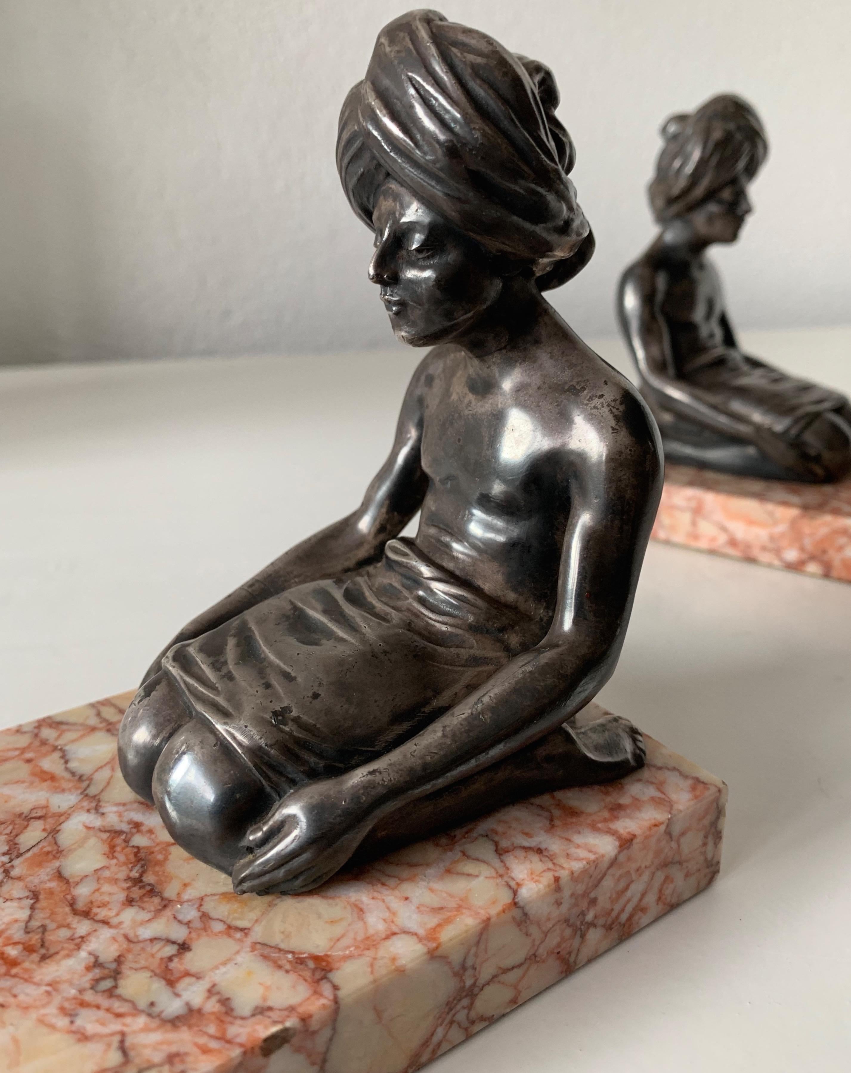 Seltene Art-Déco-Buchstützen, indische Skulpturen in Meditationsposition auf Marmorsockel im Zustand „Hervorragend“ im Angebot in Lisse, NL