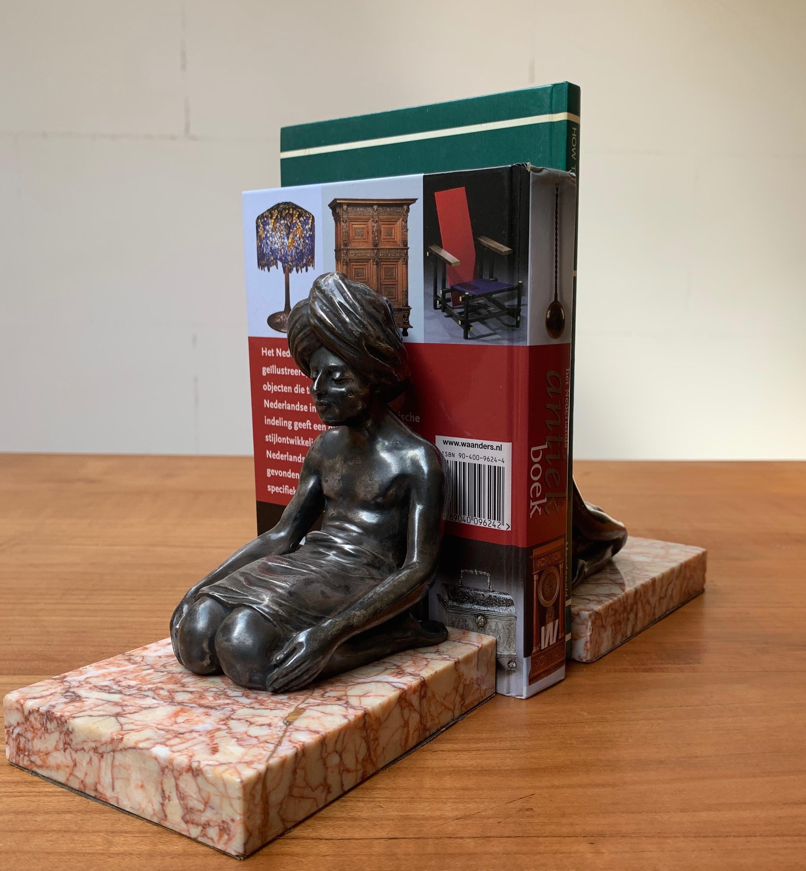Seltene Art-Déco-Buchstützen, indische Skulpturen in Meditationsposition auf Marmorsockel im Angebot 7