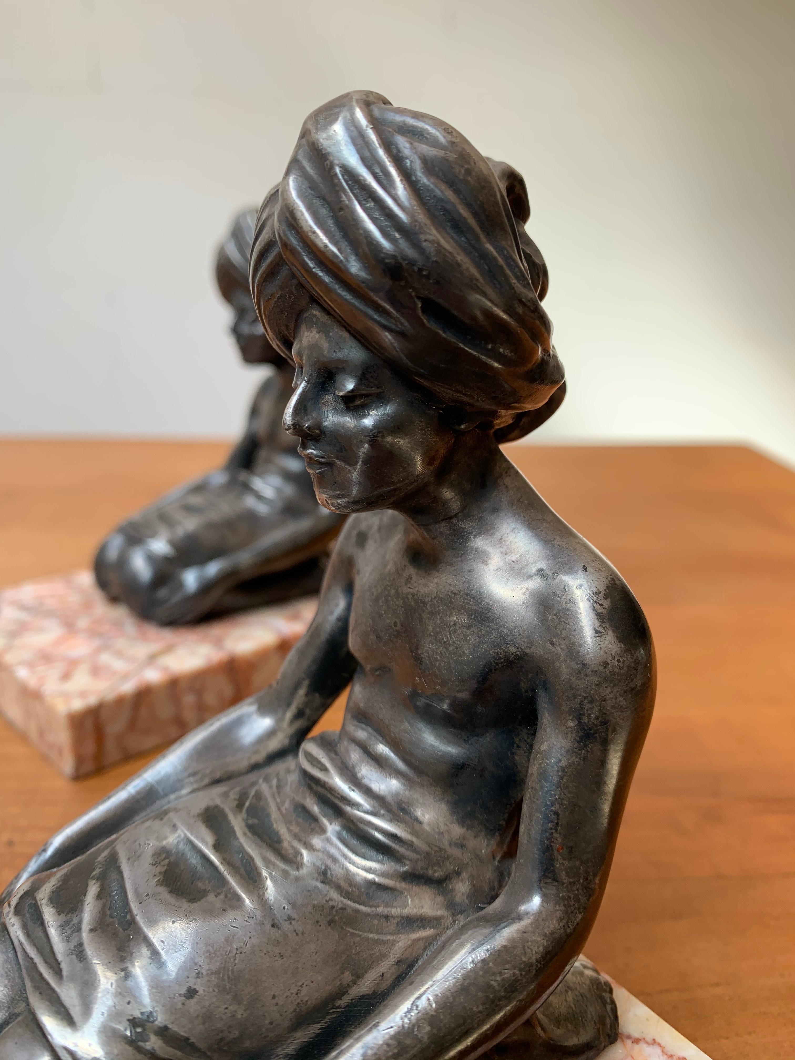 Seltene Art-Déco-Buchstützen, indische Skulpturen in Meditationsposition auf Marmorsockel im Angebot 8