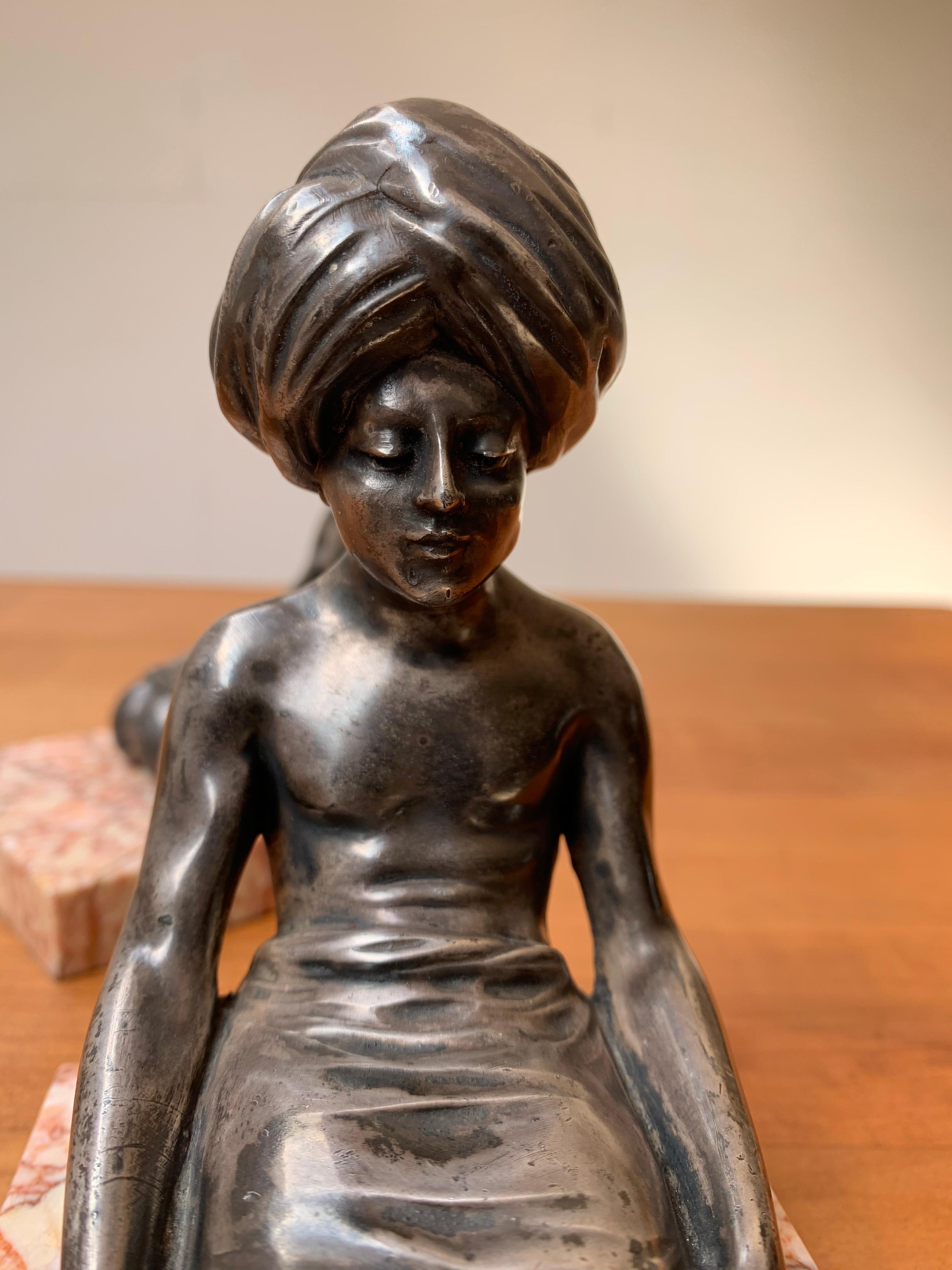 Seltene Art-Déco-Buchstützen, indische Skulpturen in Meditationsposition auf Marmorsockel im Angebot 9