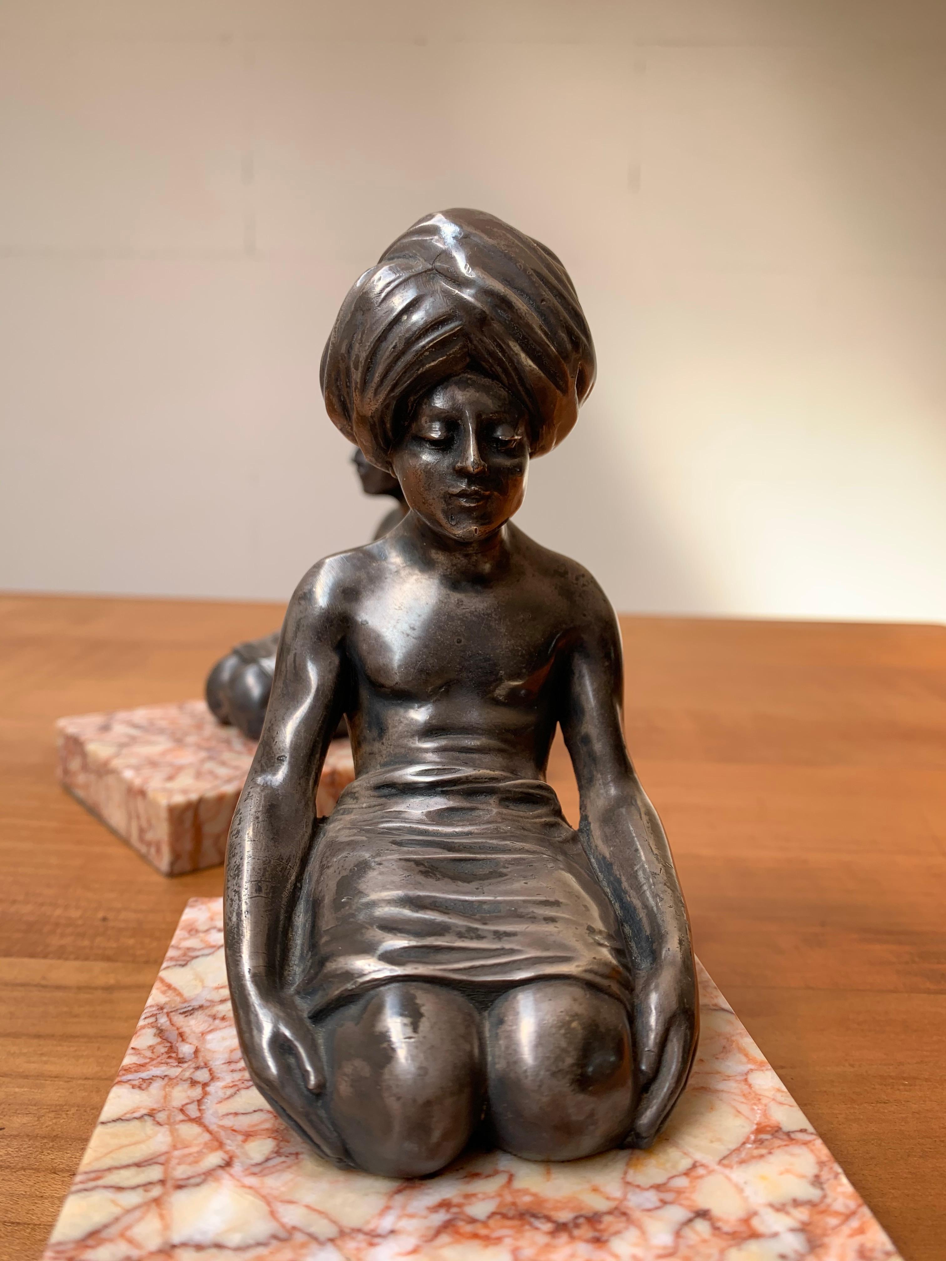 Seltene Art-Déco-Buchstützen, indische Skulpturen in Meditationsposition auf Marmorsockel im Angebot 10