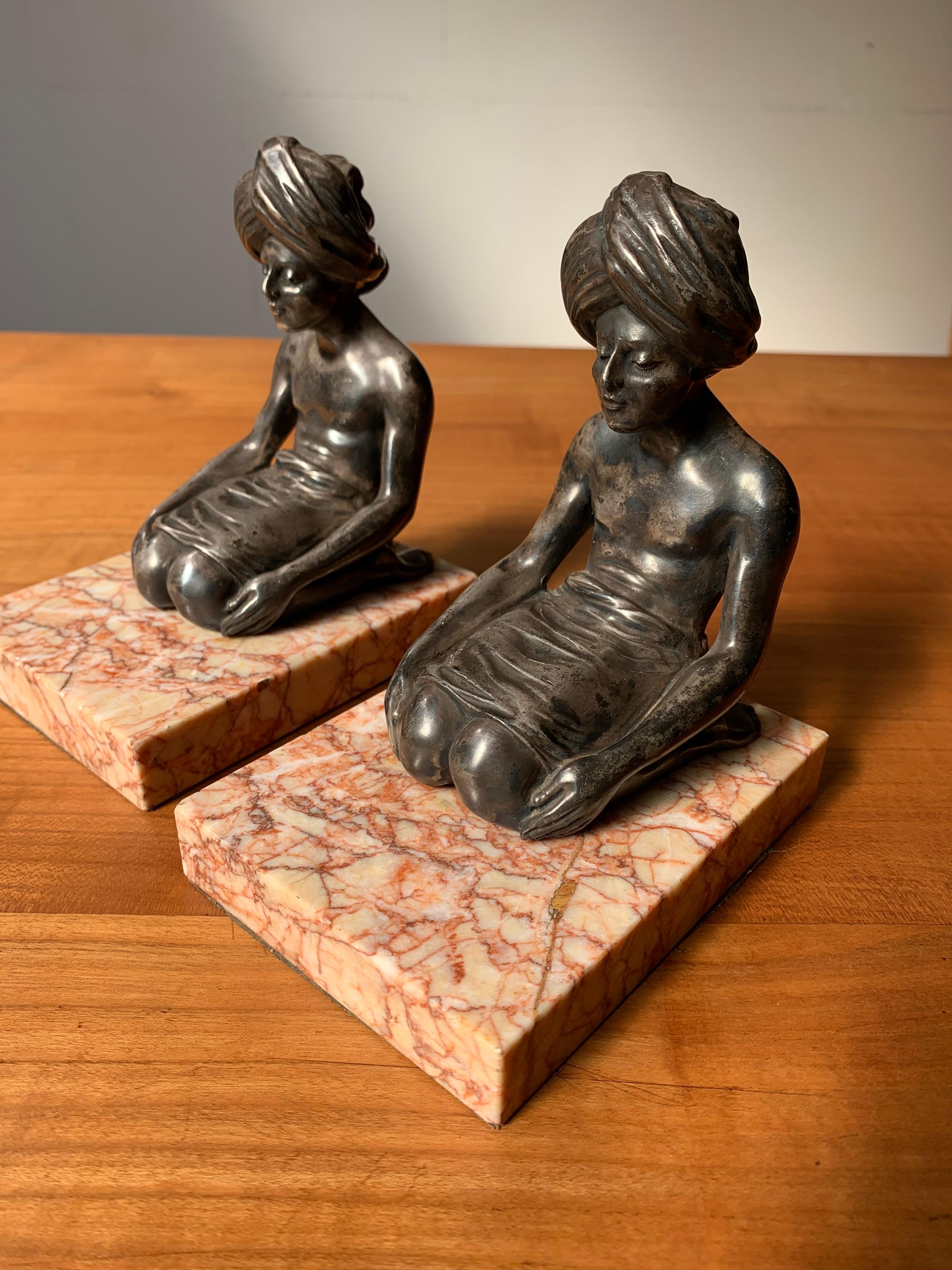 Seltene Art-Déco-Buchstützen, indische Skulpturen in Meditationsposition auf Marmorsockel (Art déco) im Angebot