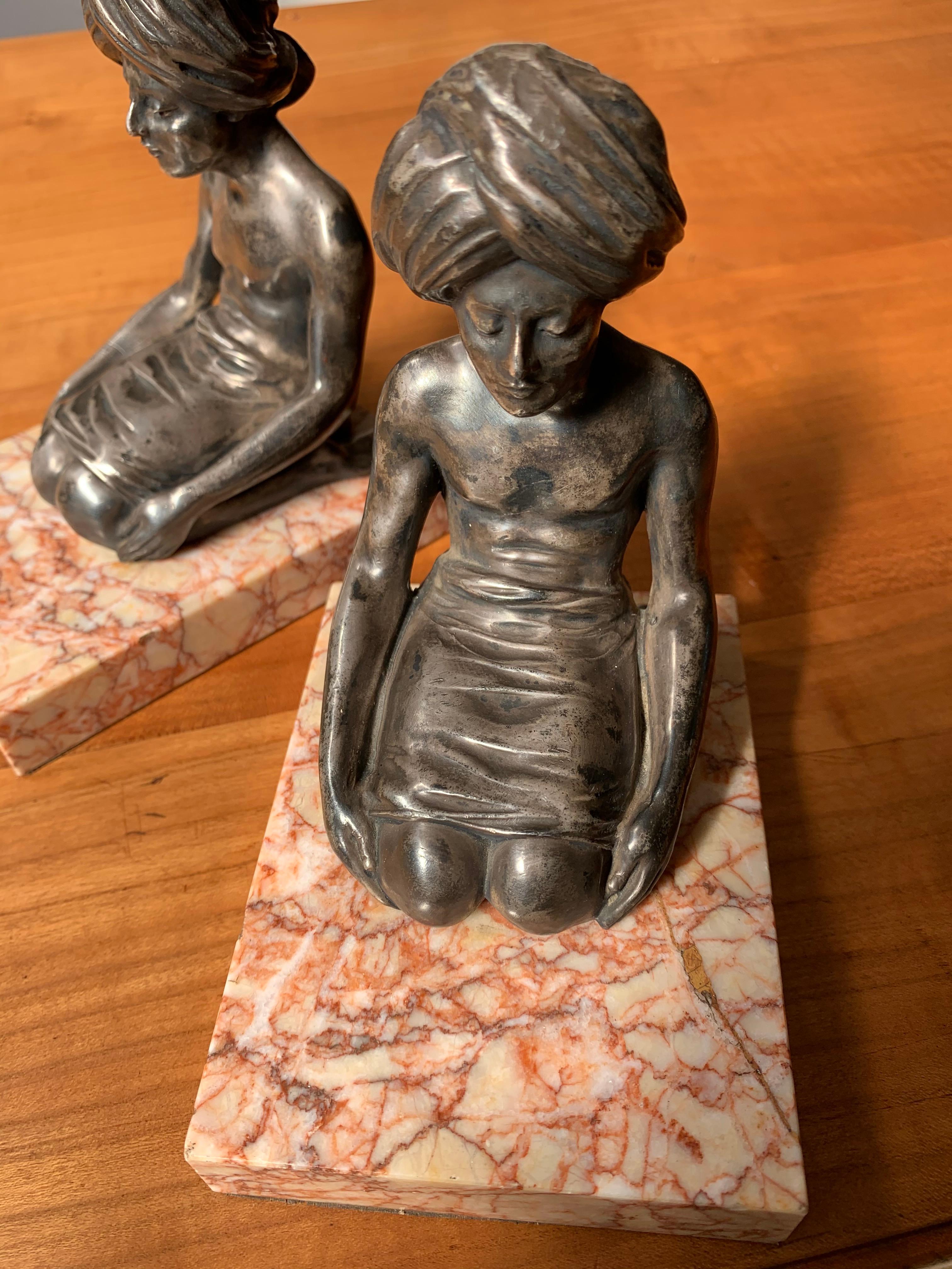 Seltene Art-Déco-Buchstützen, indische Skulpturen in Meditationsposition auf Marmorsockel im Angebot 1