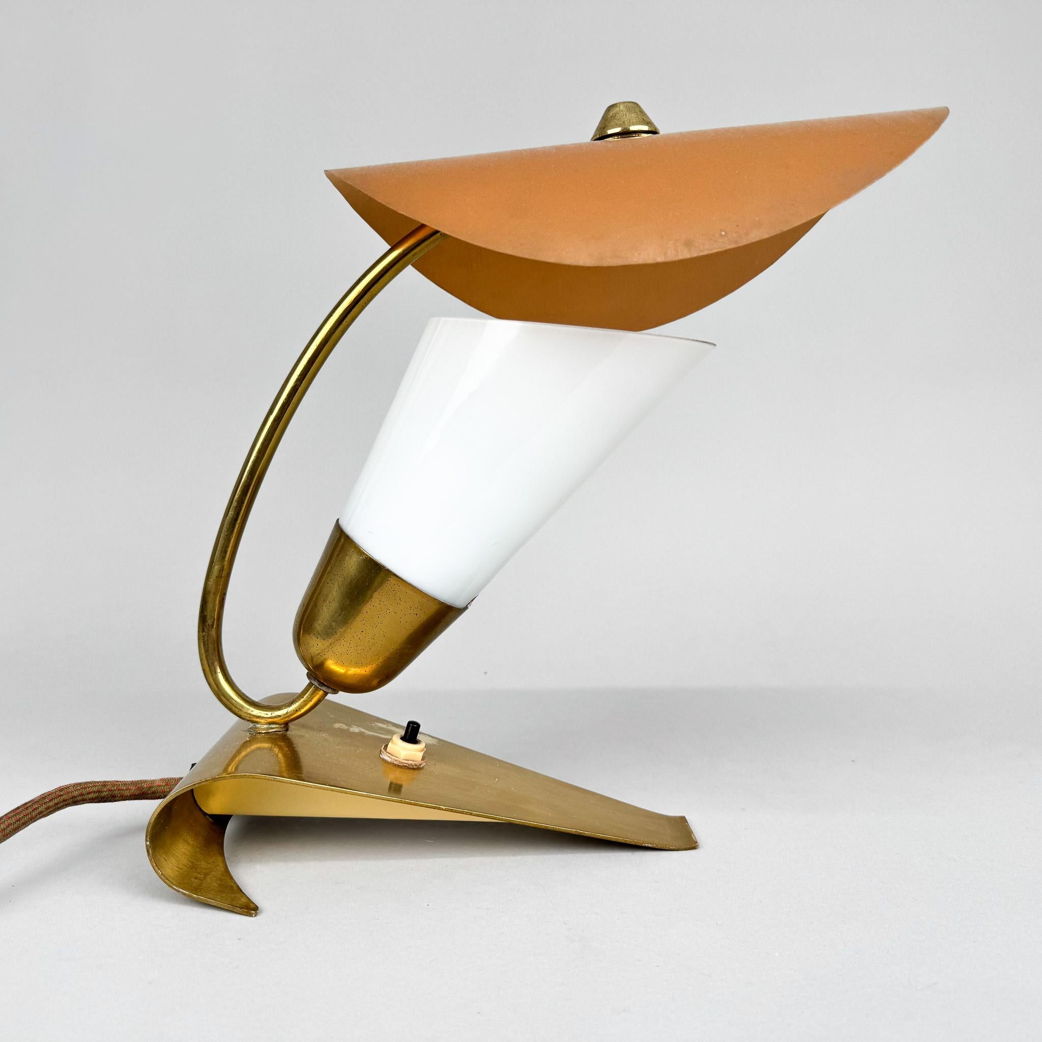 Rara lámpara de mesa Art Decó de latón y cristal de leche, años 30 en venta 6