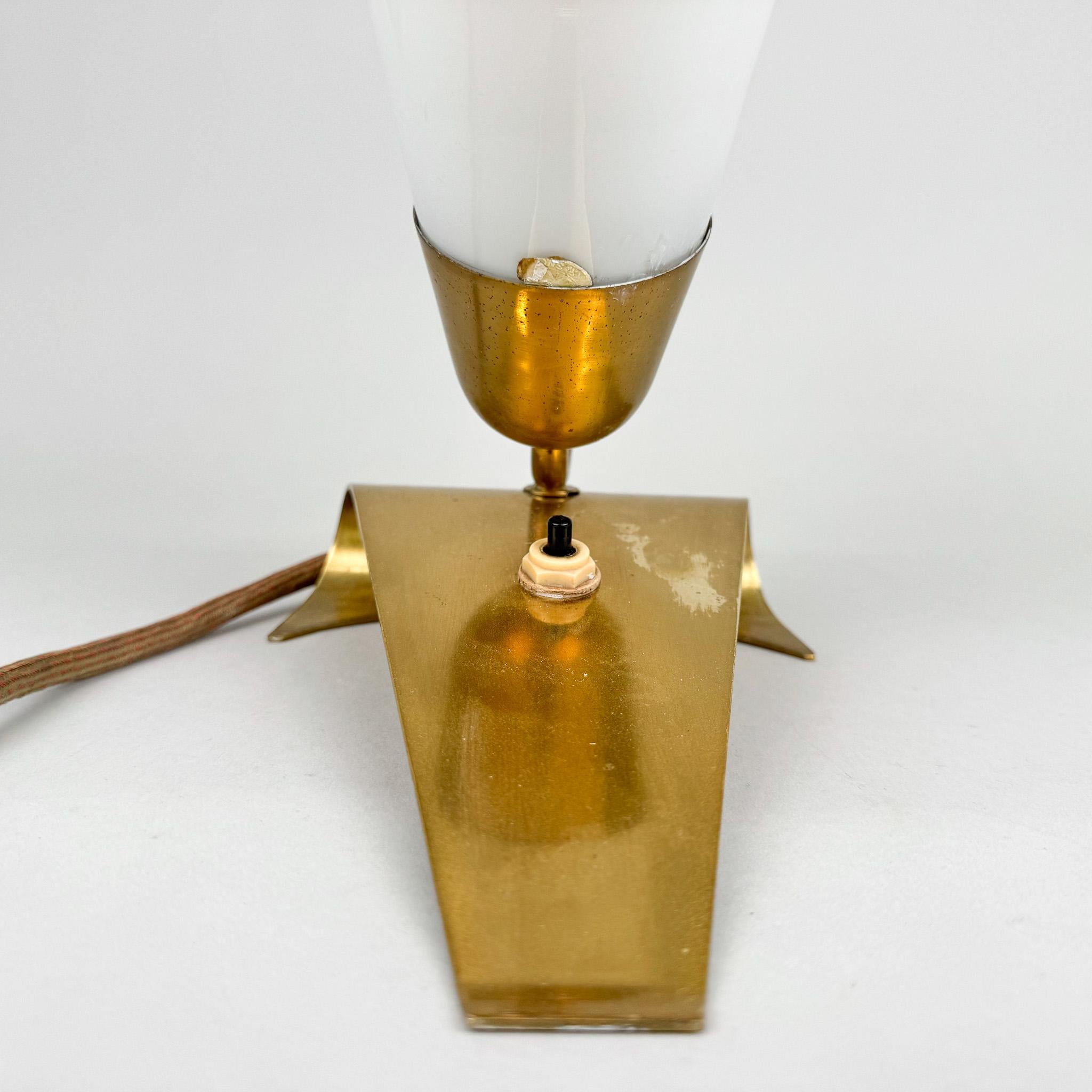 Rara lámpara de mesa Art Decó de latón y cristal de leche, años 30 Latón en venta