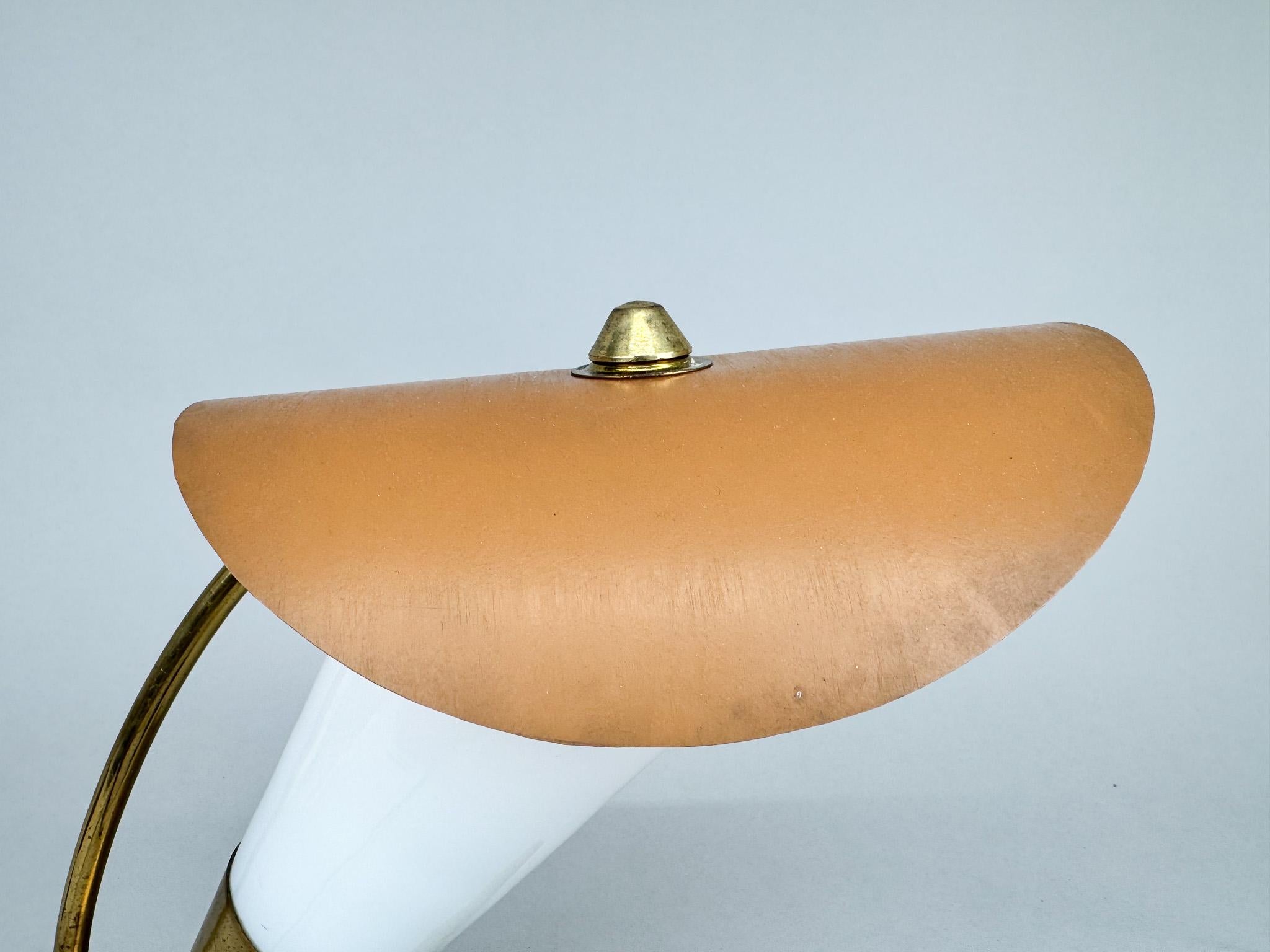 Rara lámpara de mesa Art Decó de latón y cristal de leche, años 30 en venta 1