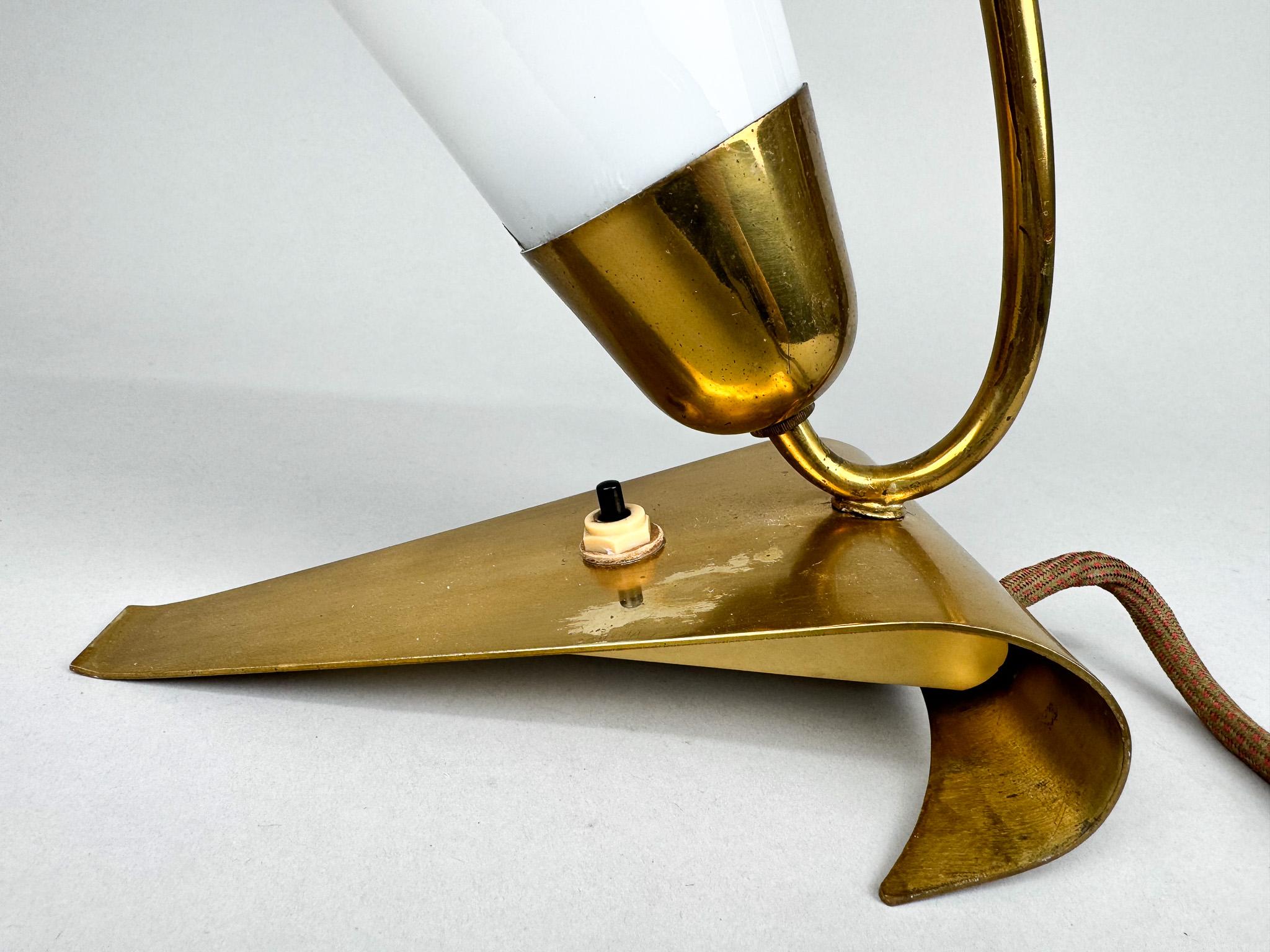 Rara lámpara de mesa Art Decó de latón y cristal de leche, años 30 en venta 2