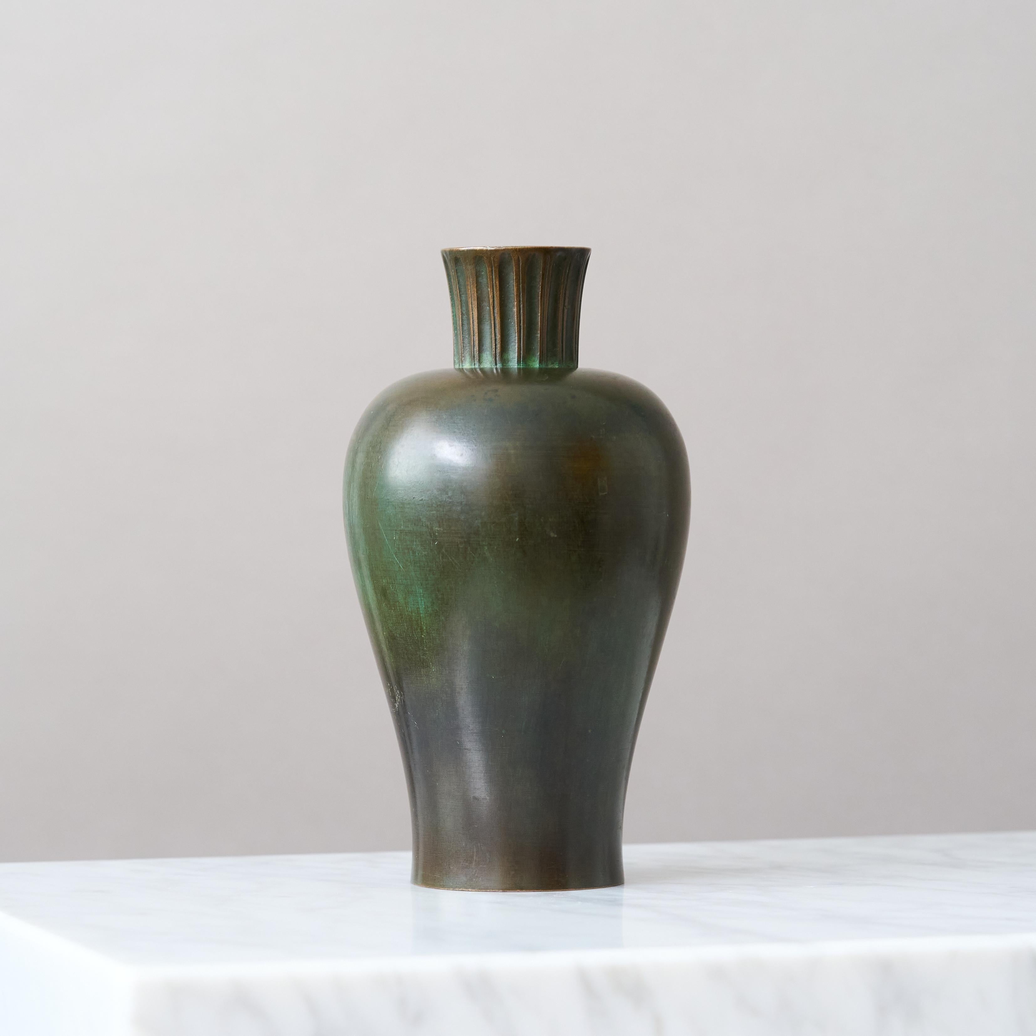 Rare vase en bronze Art déco de GAB Guldsmedsaktiebolaget, Suède, années 1930. en vente 3