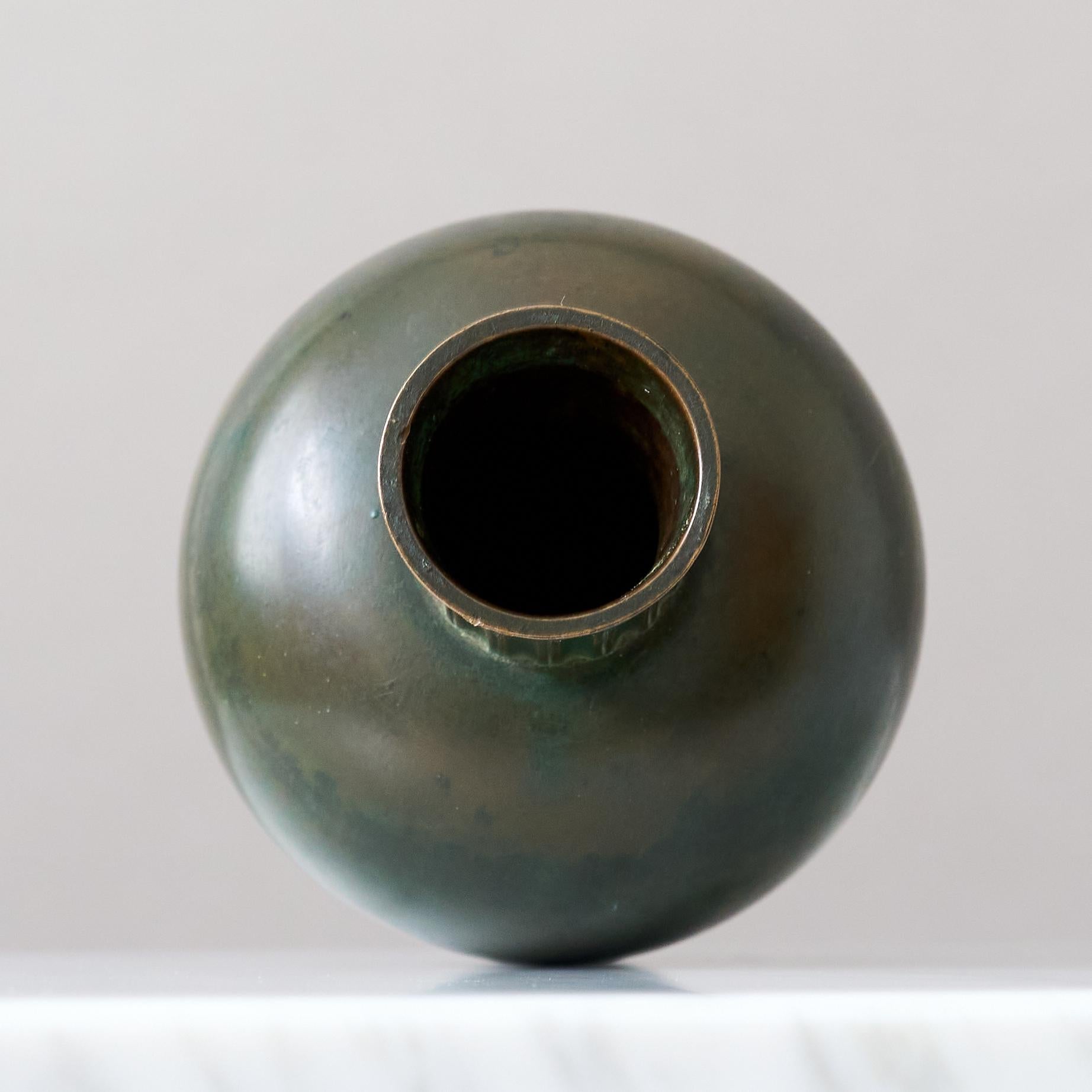 Rare vase en bronze Art déco de GAB Guldsmedsaktiebolaget, Suède, années 1930. en vente 4