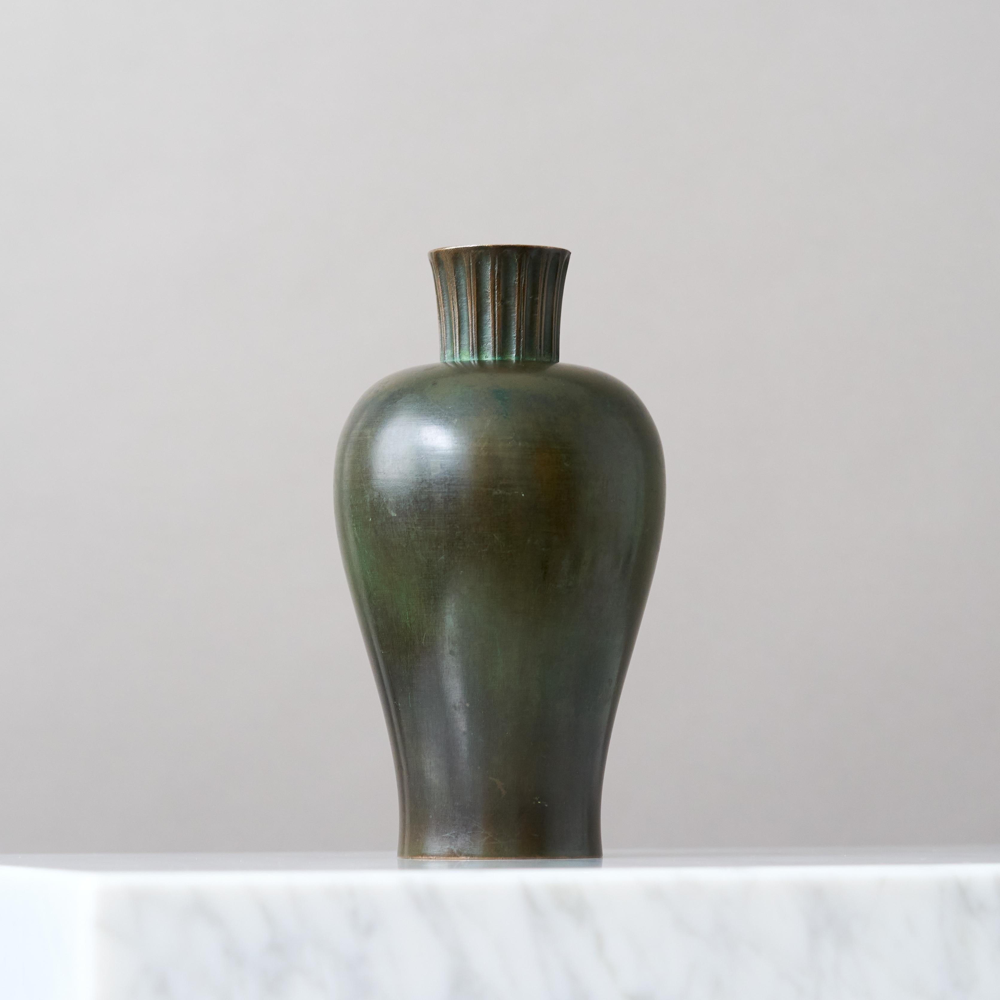 Rare et magnifique vase en bronze Art déco / Swedish Grace avec une patine étonnante. 
Fabriqué par GAB Guldsmedsaktiebolaget, Suède, années 1930.  

Très bon état, avec seulement quelques légères rayures.
Estampillé 