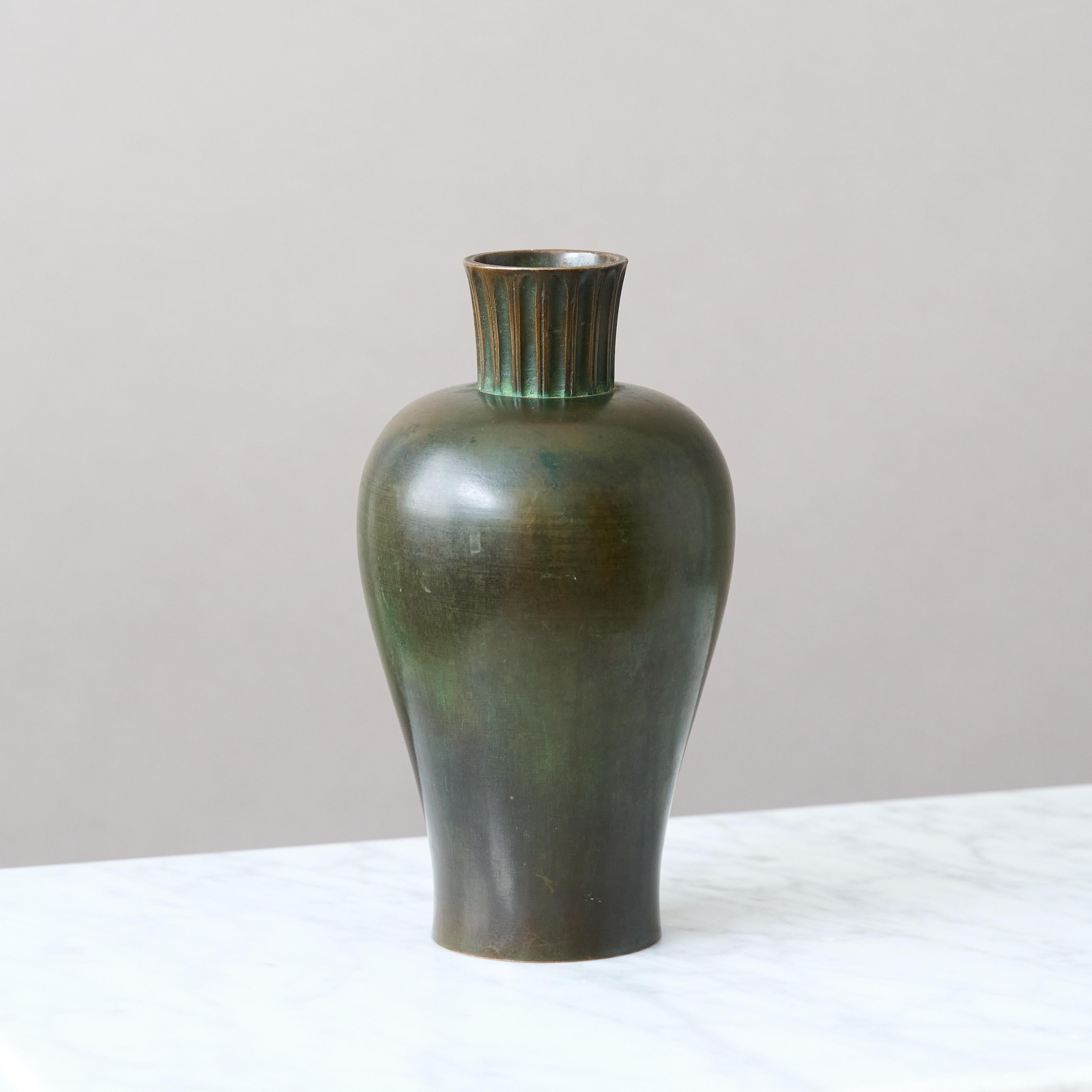 Suédois Rare vase en bronze Art déco de GAB Guldsmedsaktiebolaget, Suède, années 1930. en vente