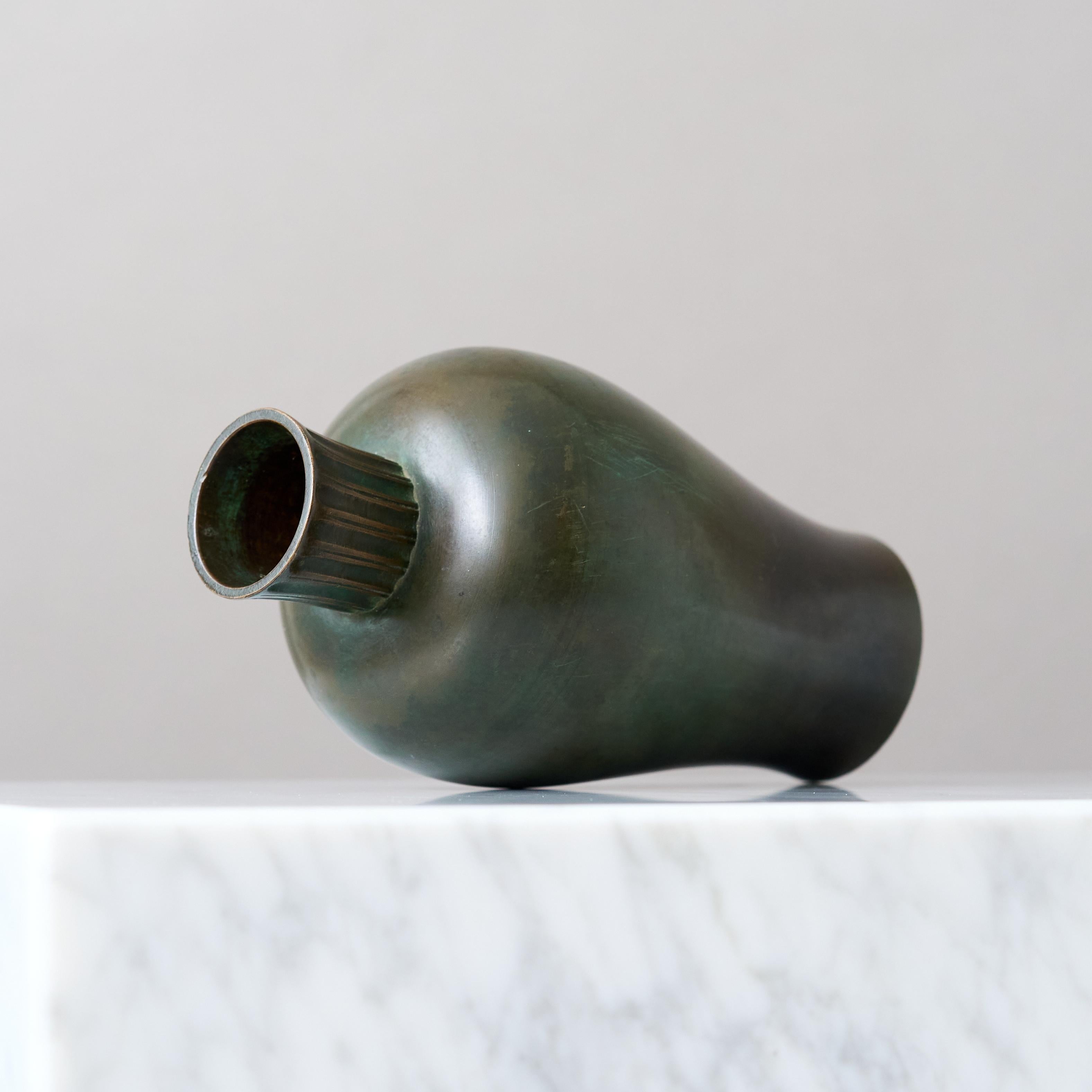 Moulage Rare vase en bronze Art déco de GAB Guldsmedsaktiebolaget, Suède, années 1930. en vente