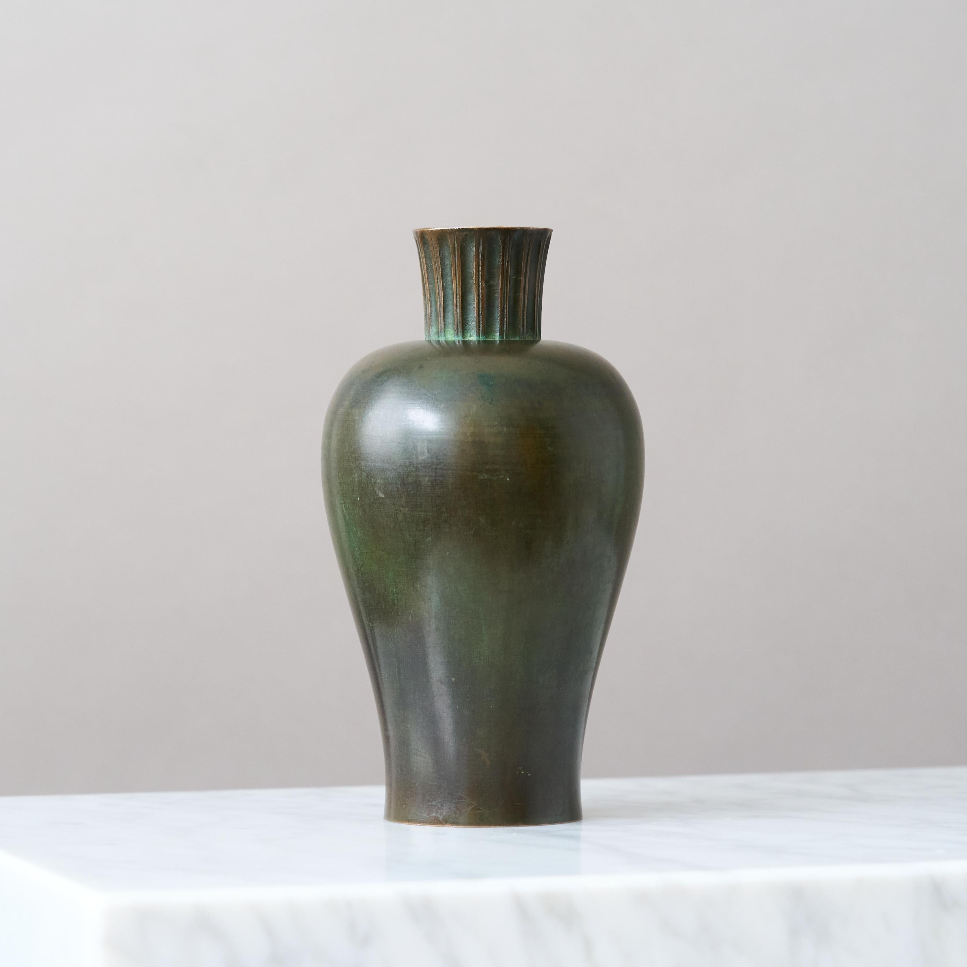 Rare vase en bronze Art déco de GAB Guldsmedsaktiebolaget, Suède, années 1930. Bon état - En vente à Malmö, SE