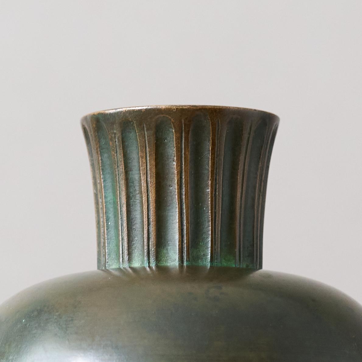 Milieu du XXe siècle Rare vase en bronze Art déco de GAB Guldsmedsaktiebolaget, Suède, années 1930. en vente