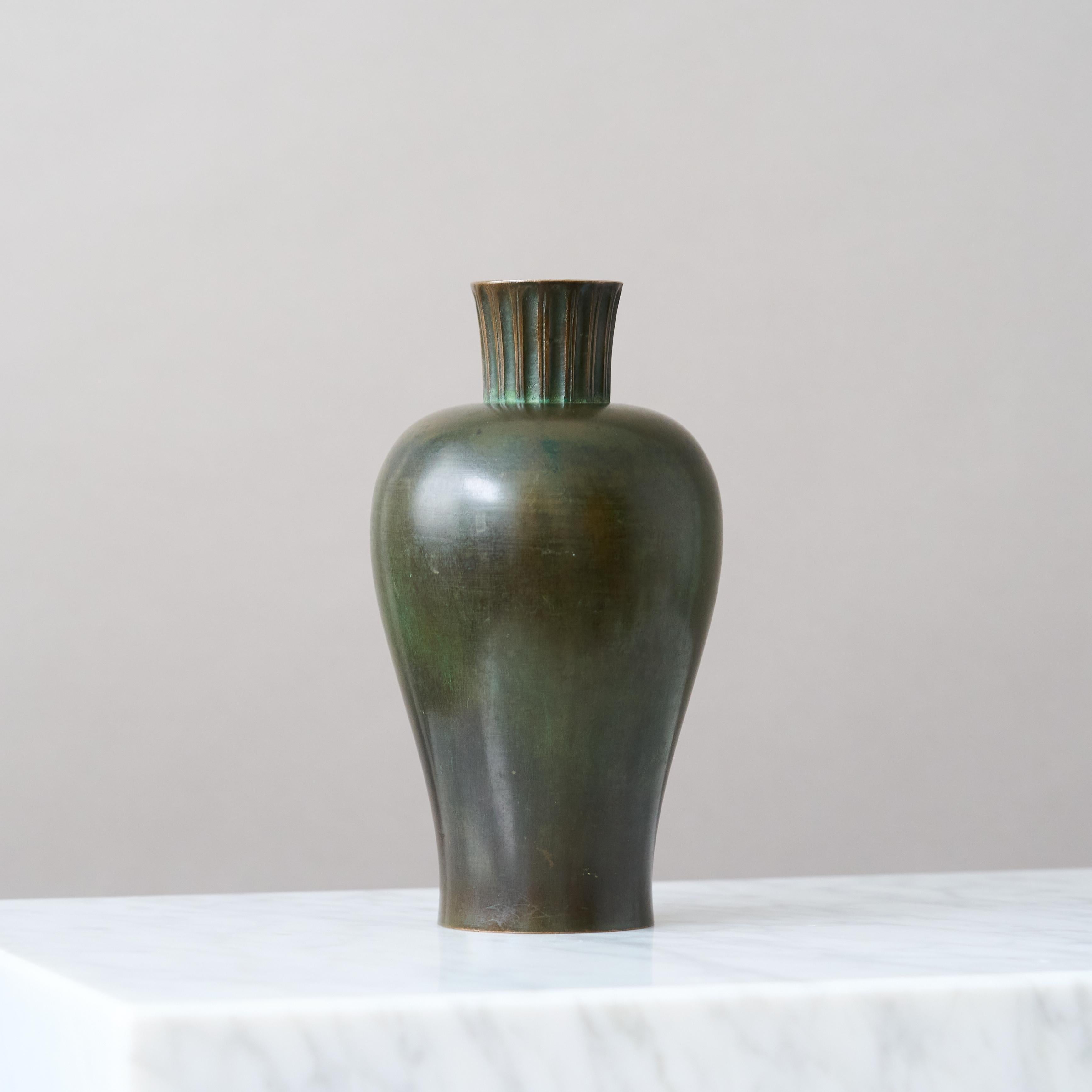 Bronze Rare vase en bronze Art déco de GAB Guldsmedsaktiebolaget, Suède, années 1930. en vente