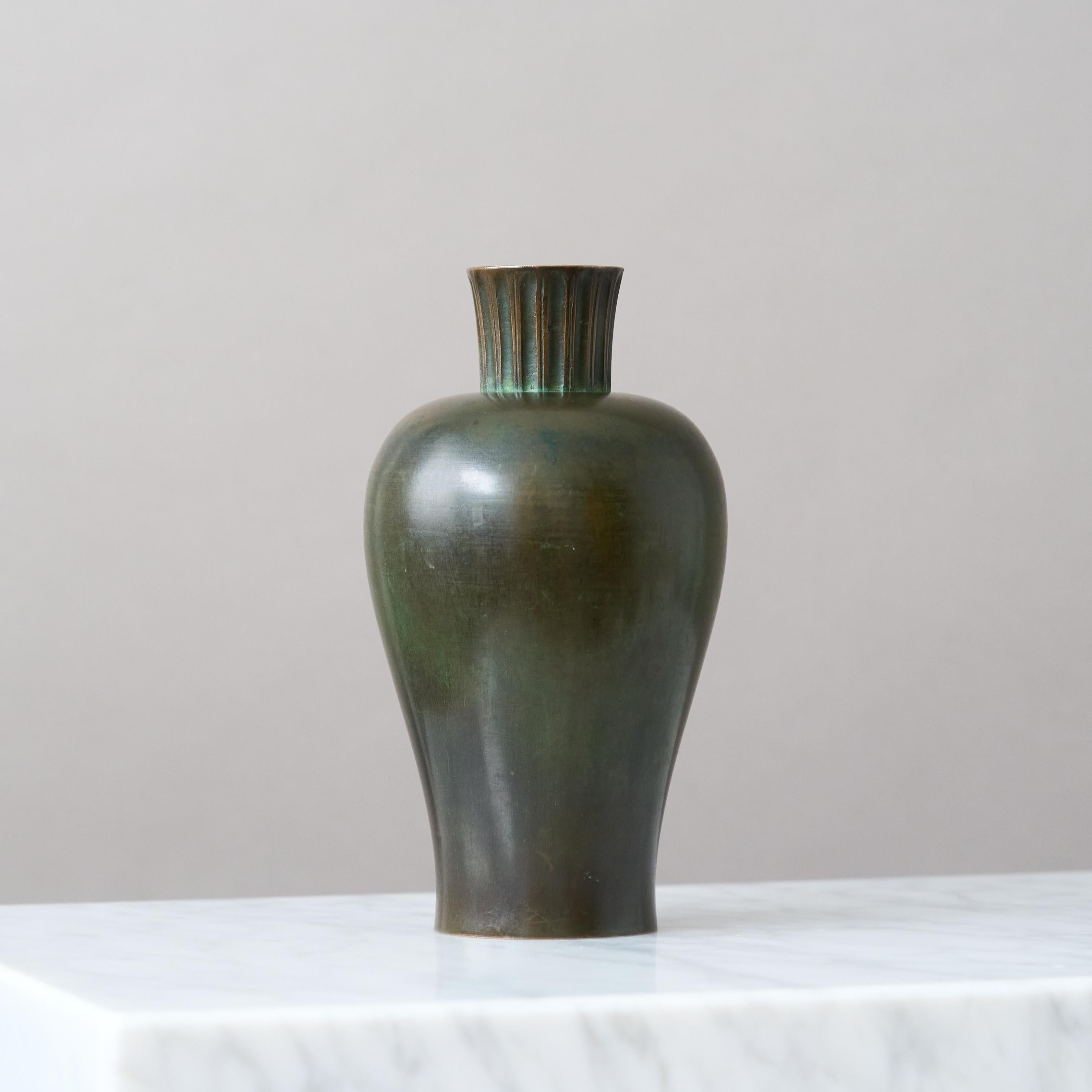 Rare vase en bronze Art déco de GAB Guldsmedsaktiebolaget, Suède, années 1930. en vente 1
