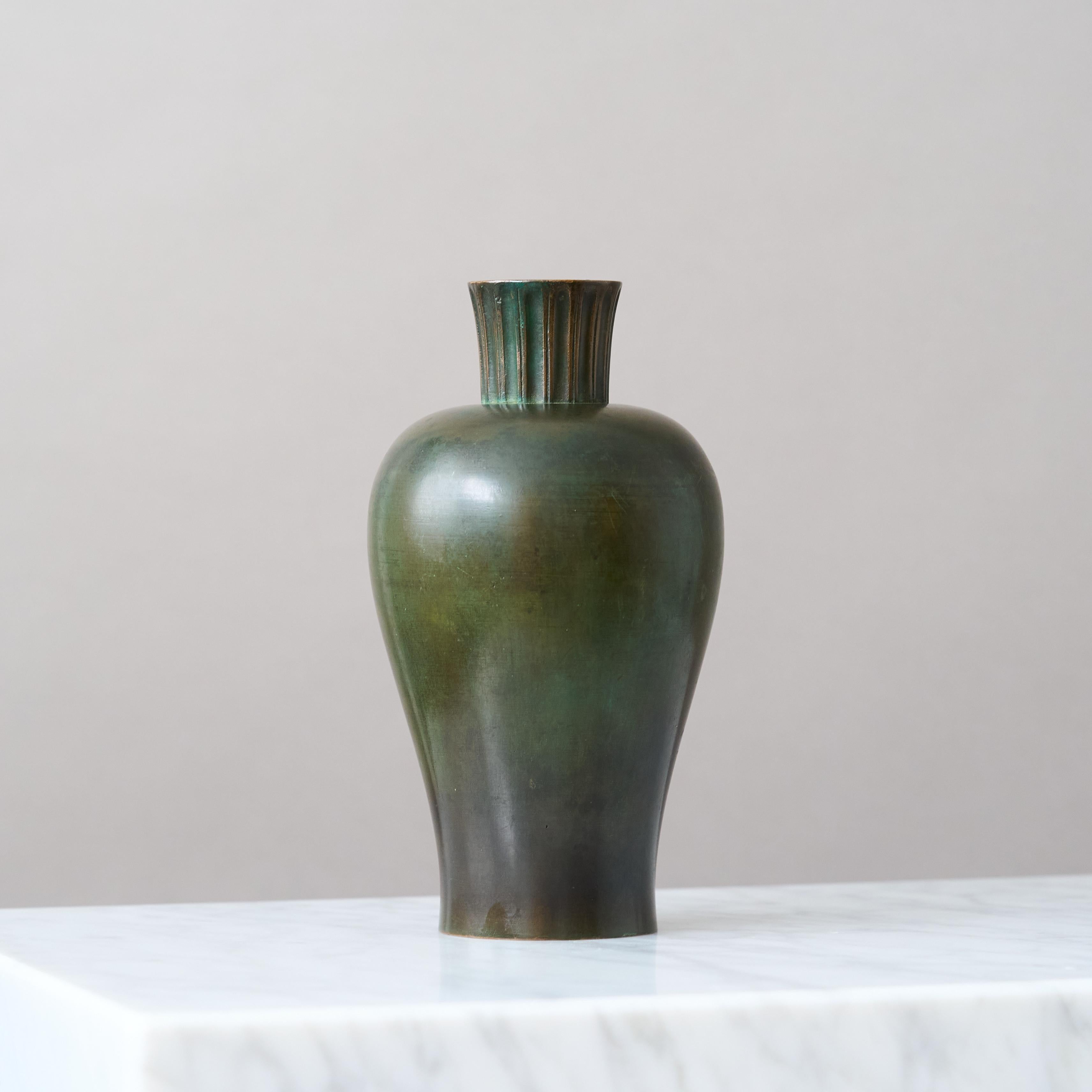Rare vase en bronze Art déco de GAB Guldsmedsaktiebolaget, Suède, années 1930. en vente 2